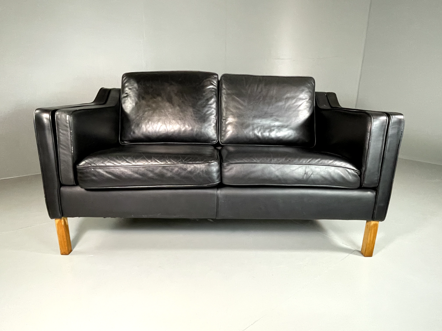 EB5865 Vintage Danish 2 Seat Sofa Black Leather Oak Legs Retro Mid Century M2SS