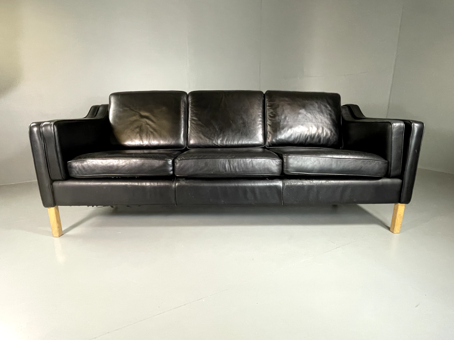 EB5864 Danish Vintage Three Seat Black Leather Sofa, Mogensen, MCM, Retro, M3SS