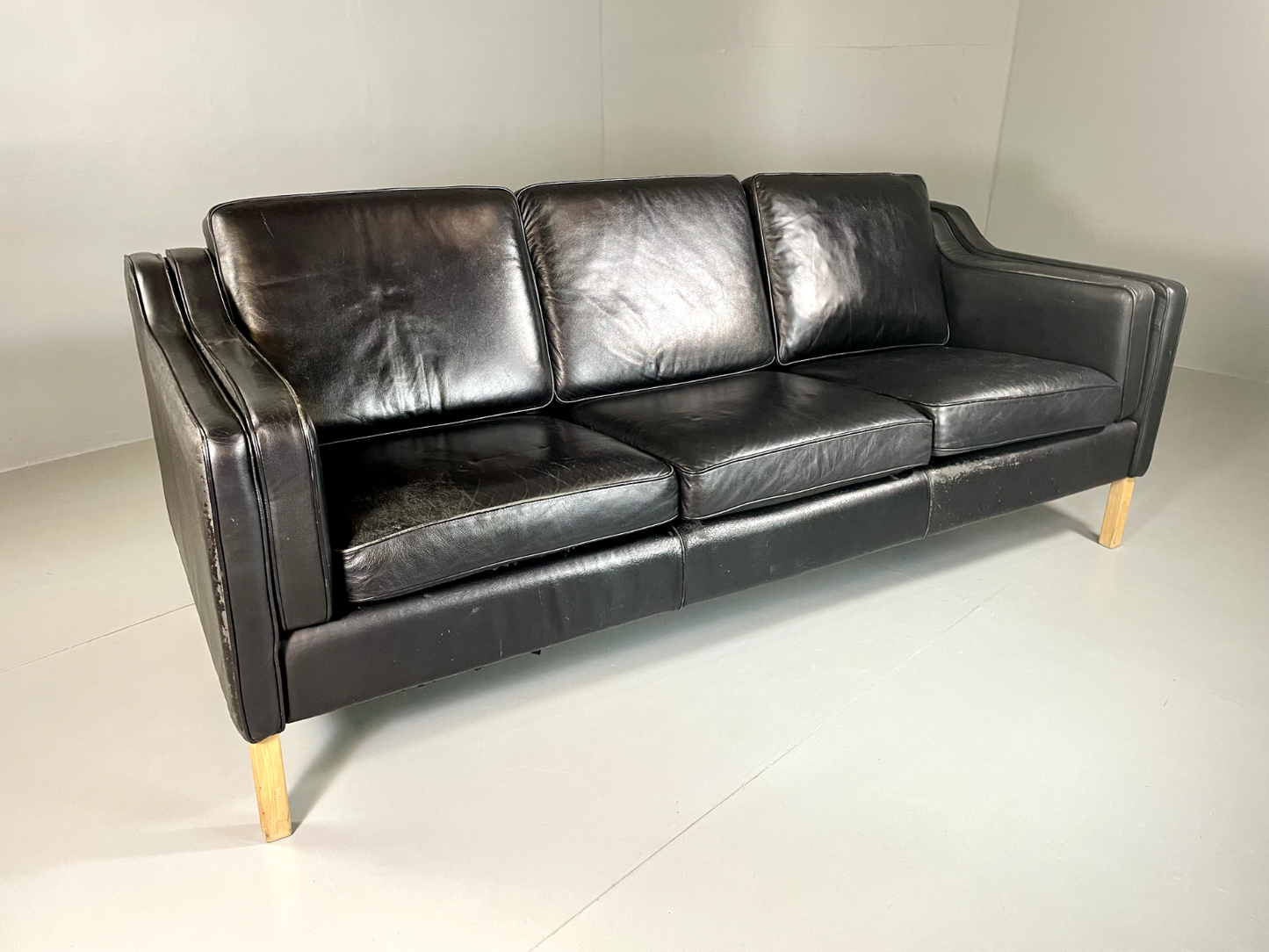 EB5864 Danish Vintage Three Seat Black Leather Sofa, Mogensen, MCM, Retro, M3SS