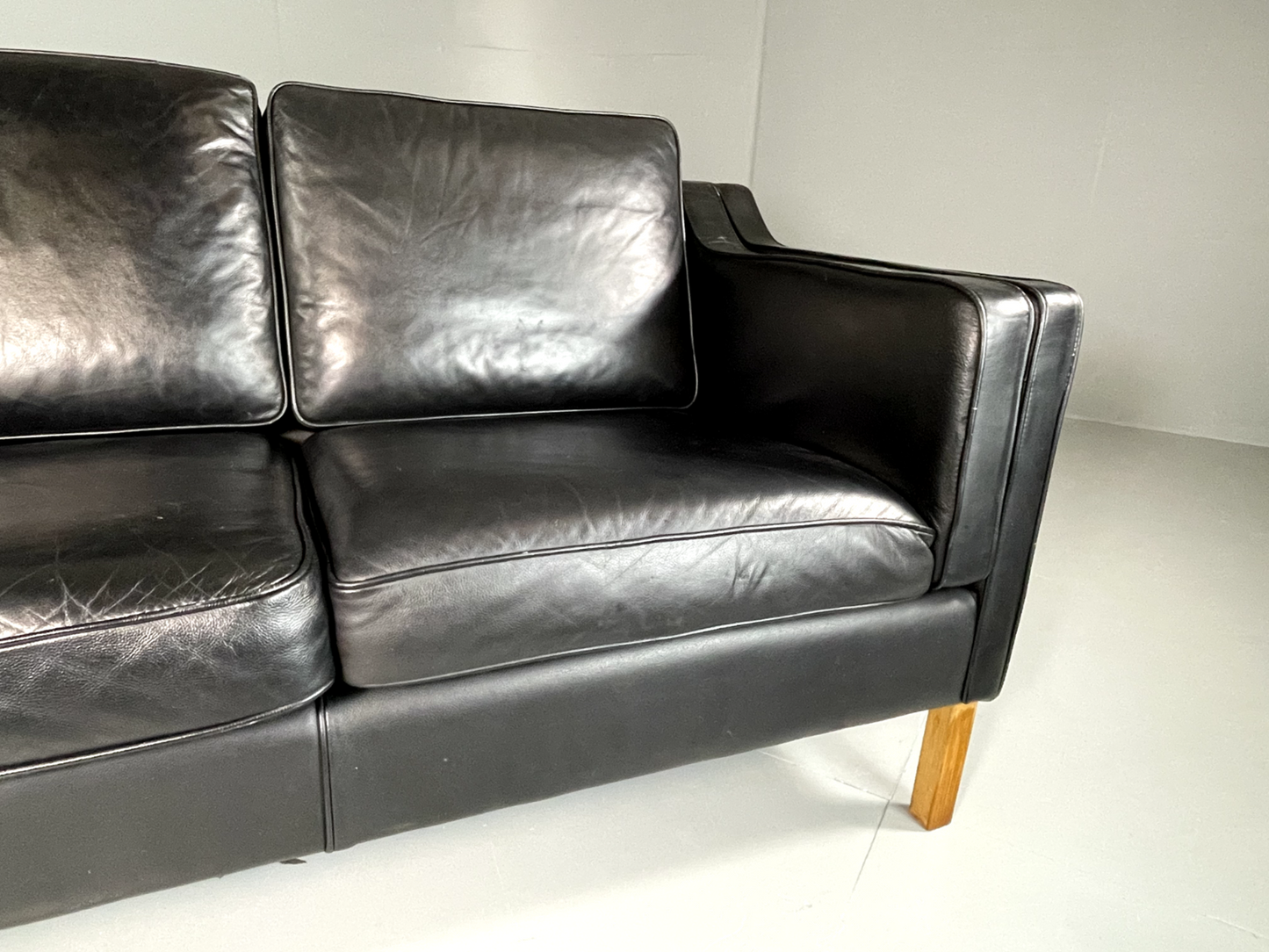 EB5865 Vintage Danish 2 Seat Sofa Black Leather Oak Legs Retro Mid Century M2SS