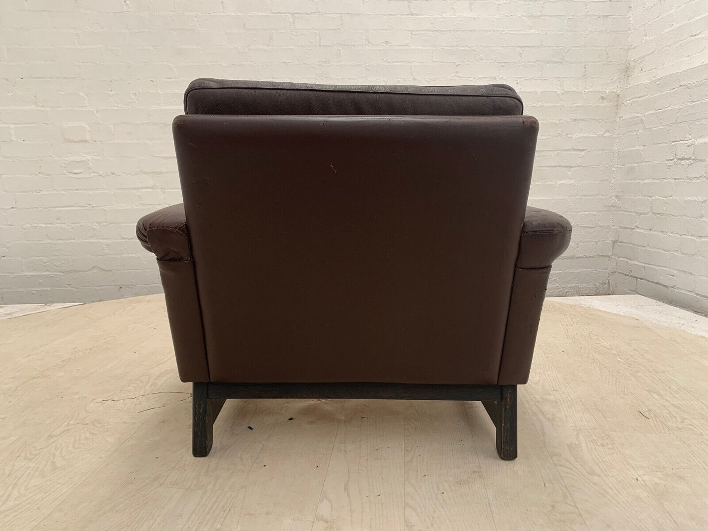 EB3203 Danish Brown Leather Arm Chair Mid-Century Modern Lounge Seating MNOR