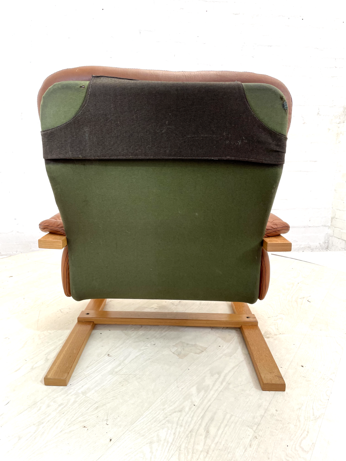 EB4391 Vintage Danish Leather Lounge Chair, Bentwood Frame, Retro, MCM MBEN