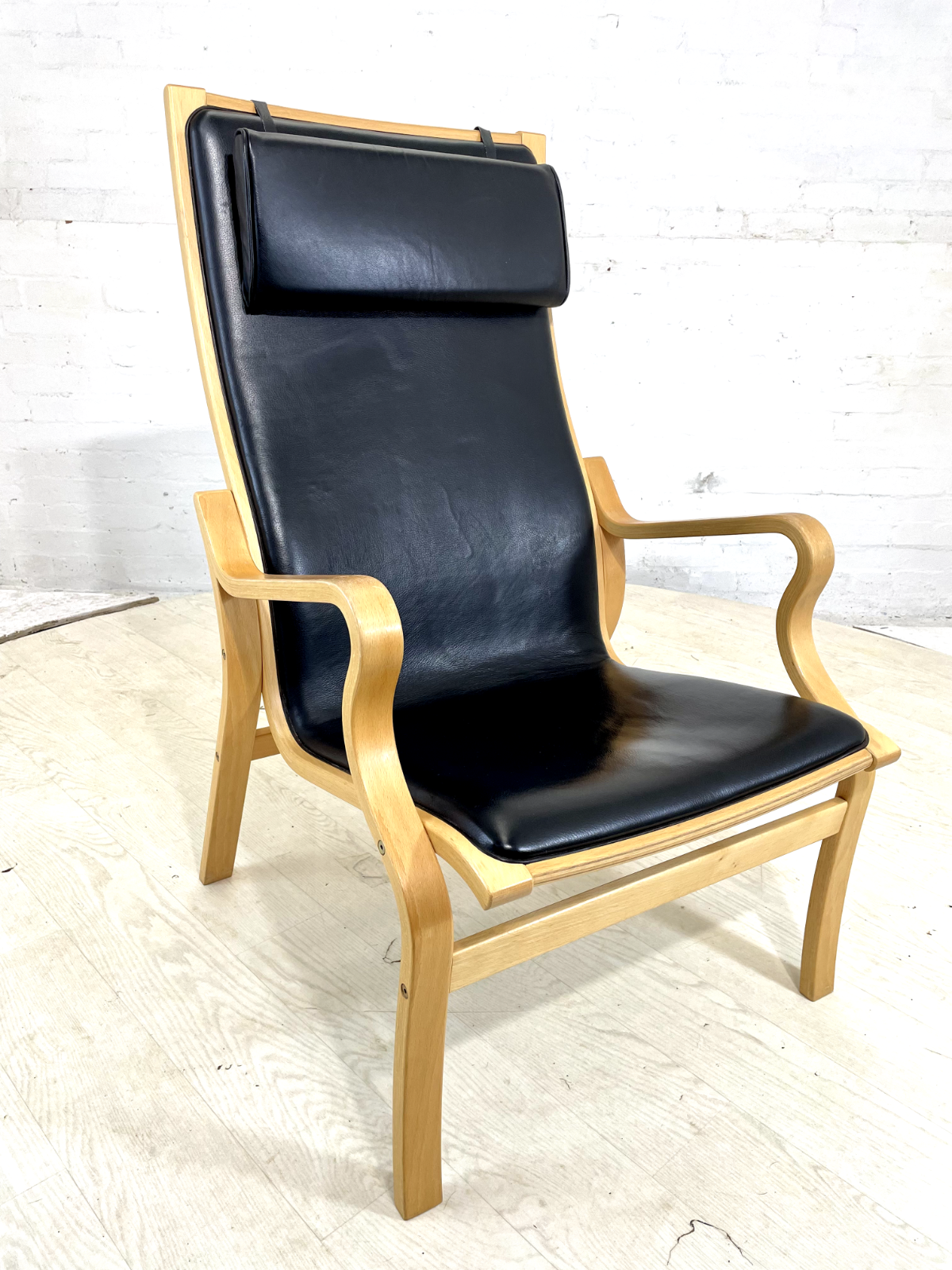 EB4444 Vintage Danish Leather and Bentwood Lounge Chair, Retro, MCM, MBEN