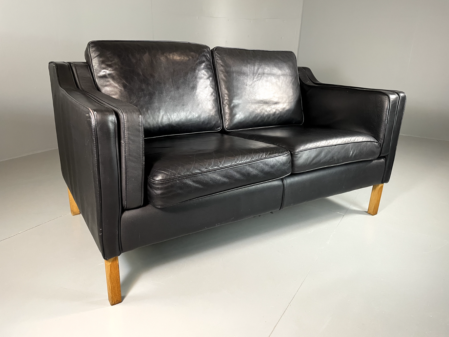 EB5865 Vintage Danish 2 Seat Sofa Black Leather Oak Legs Retro Mid Century M2SS