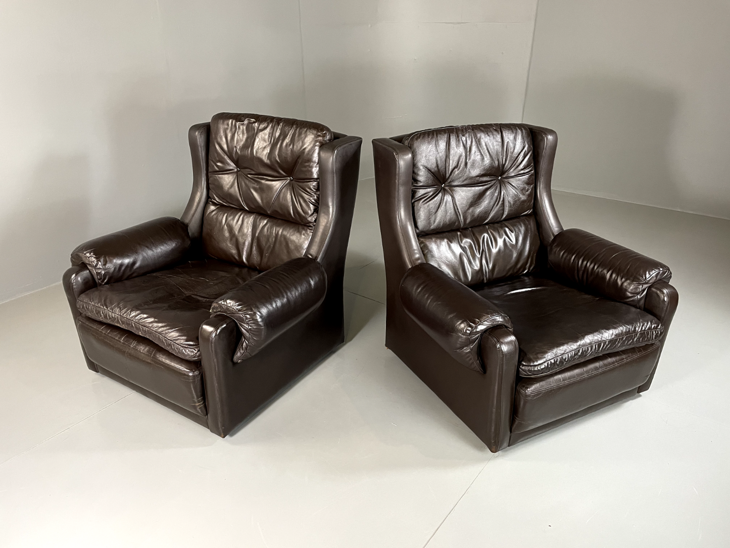 EB5688 2 Vintage Danish Style Wingback Leather Lounge Chairs, 1970s, Retro. VLEA