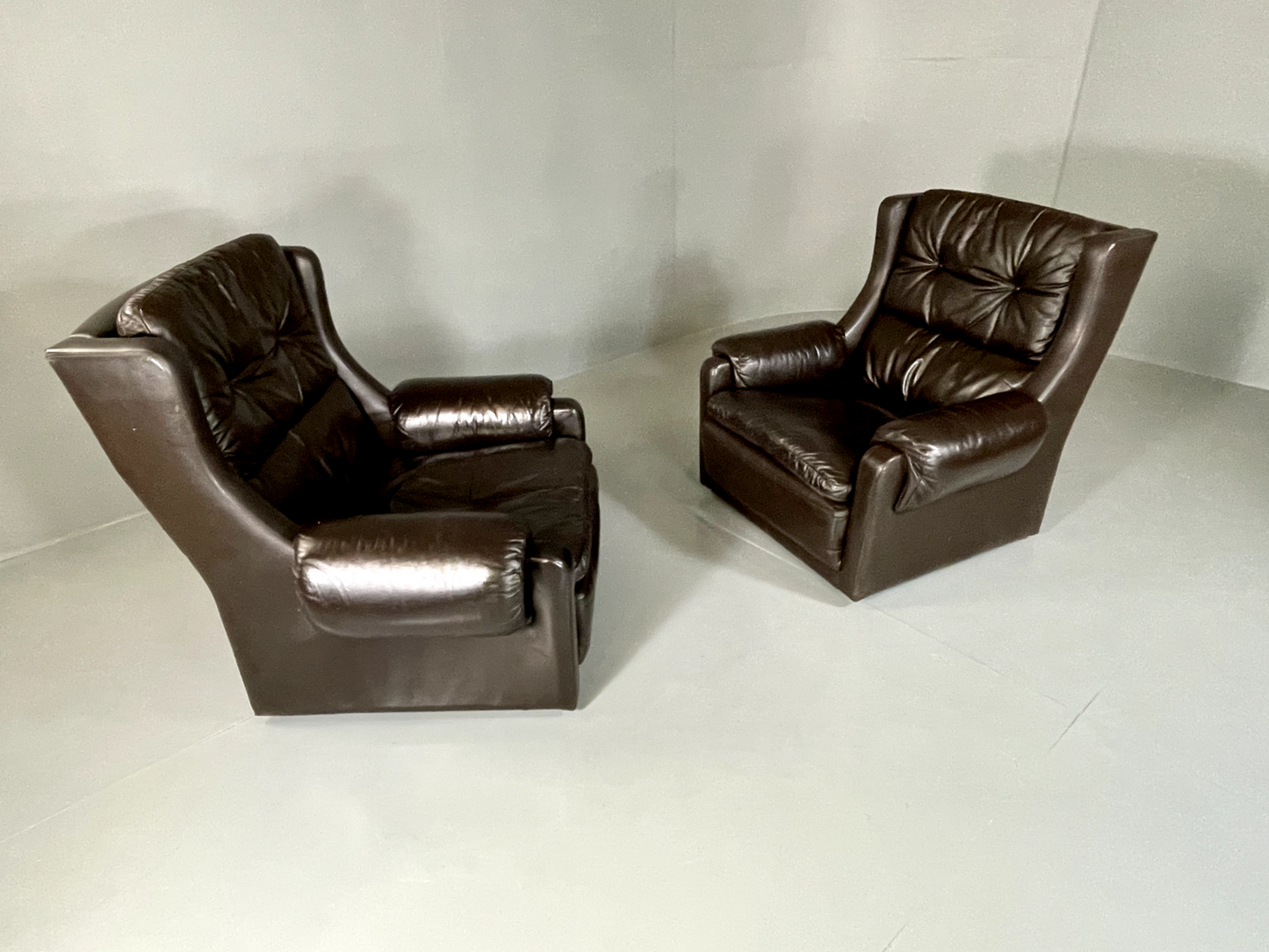 EB5688 2 Vintage Danish Style Wingback Leather Lounge Chairs, 1970s, Retro. VLEA