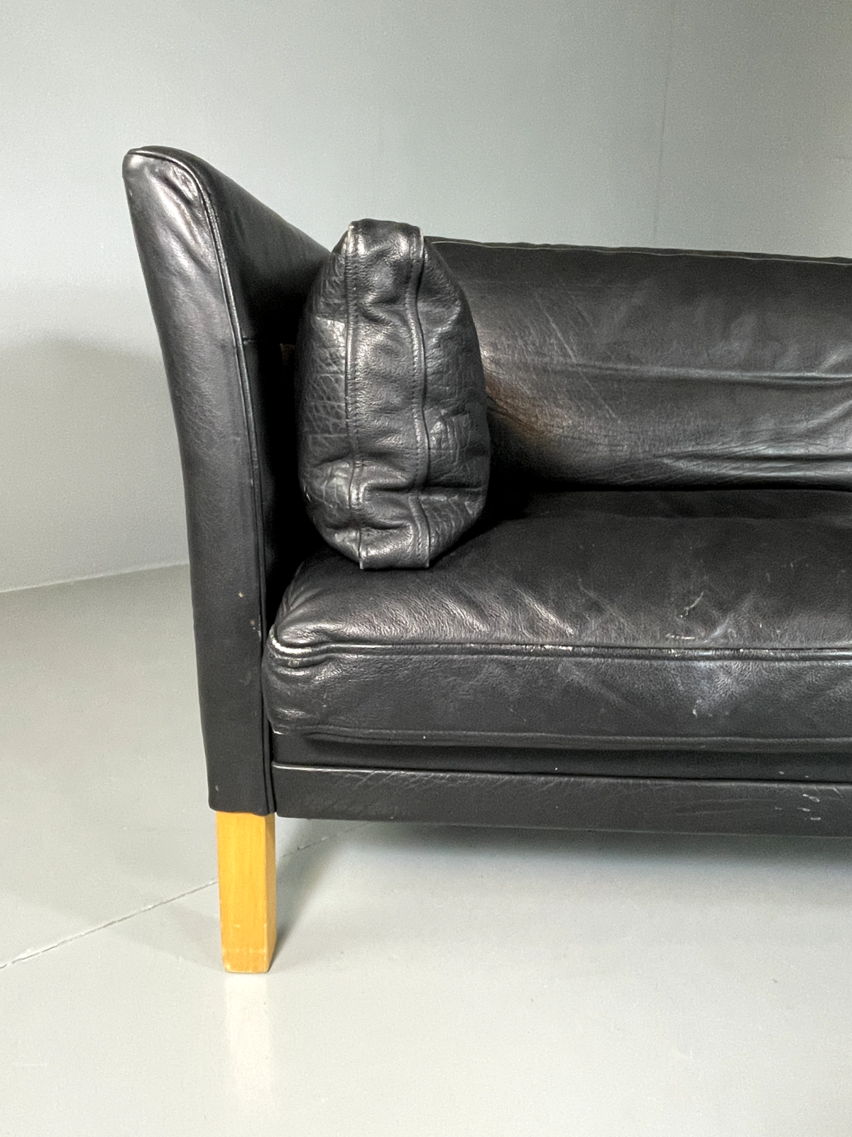 EB5862 Vintage Danish 2 Seat Sofa in Black Leather Beech Legs Retro Seating M2SS