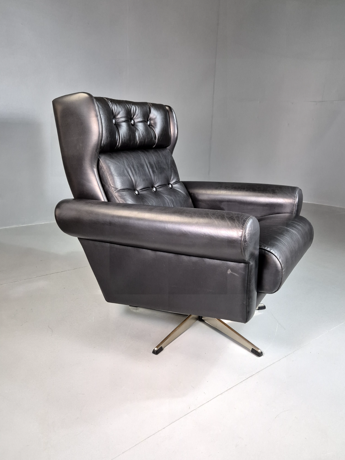 EB7206 Vintage Danish Swivel Chair Black Leather 1970s Retro MCM MSWI