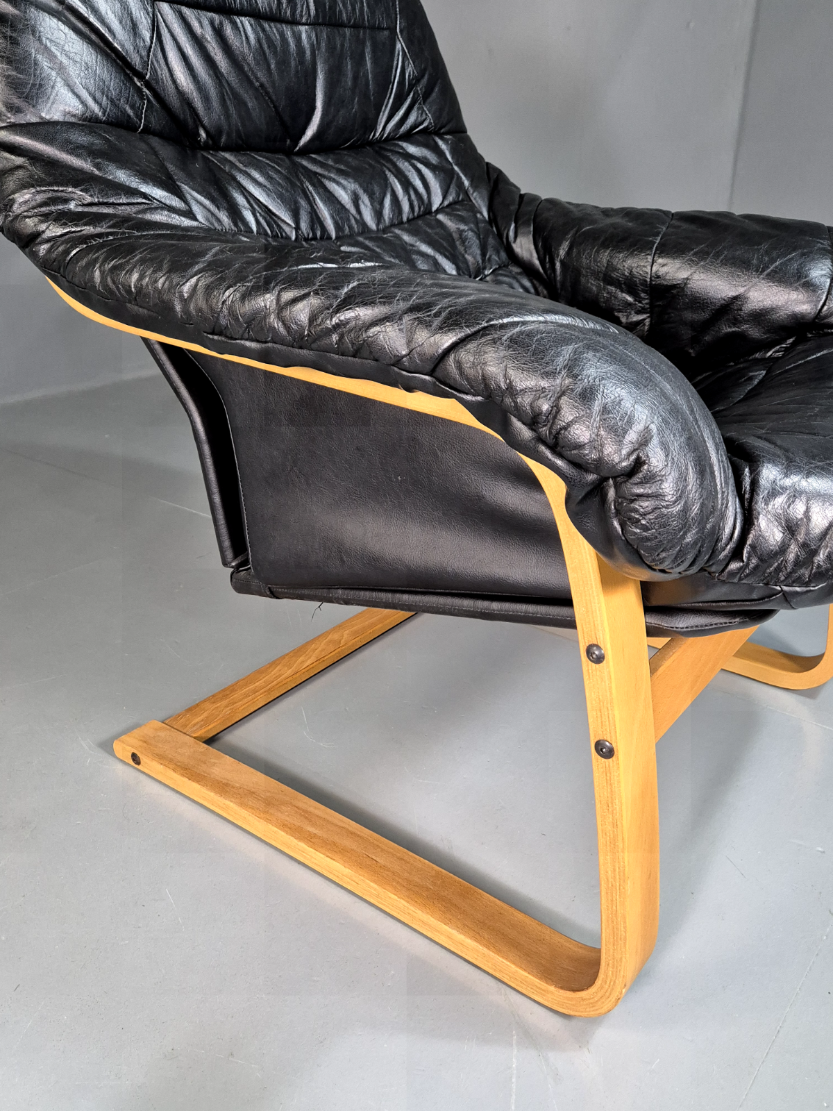 EB7254 Vintage Danish Lounge Chair Black Leather Bentwood Frame Retro MCM MBEN