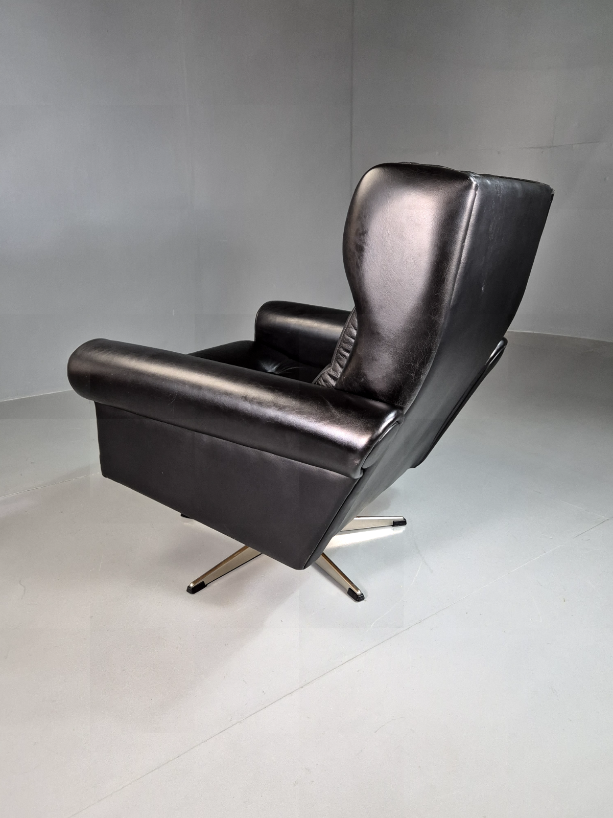 EB7206 Vintage Danish Swivel Chair Black Leather 1970s Retro MCM MSWI