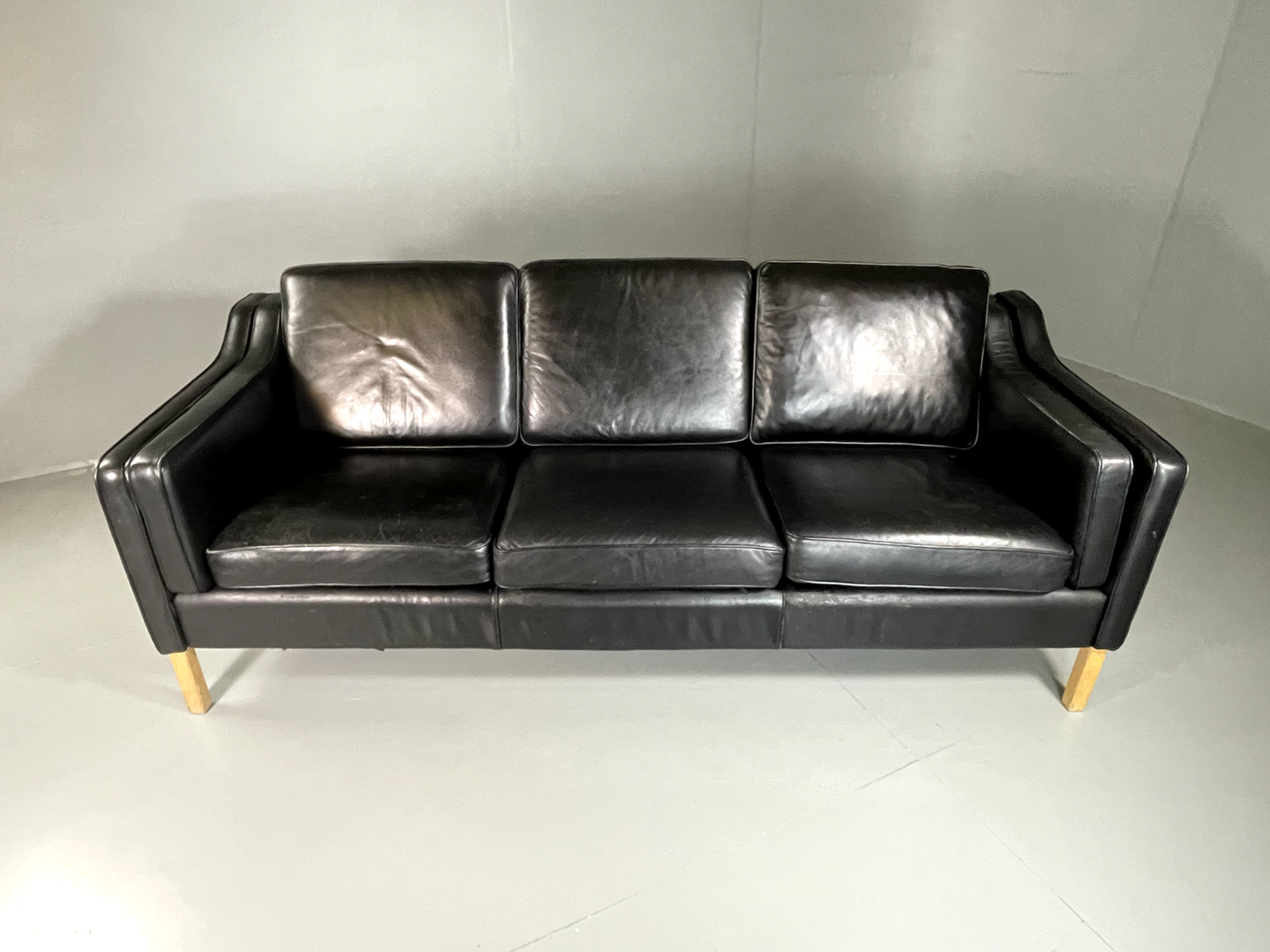 EB5864 Danish Vintage Three Seat Black Leather Sofa, Mogensen, MCM, Retro, M3SS