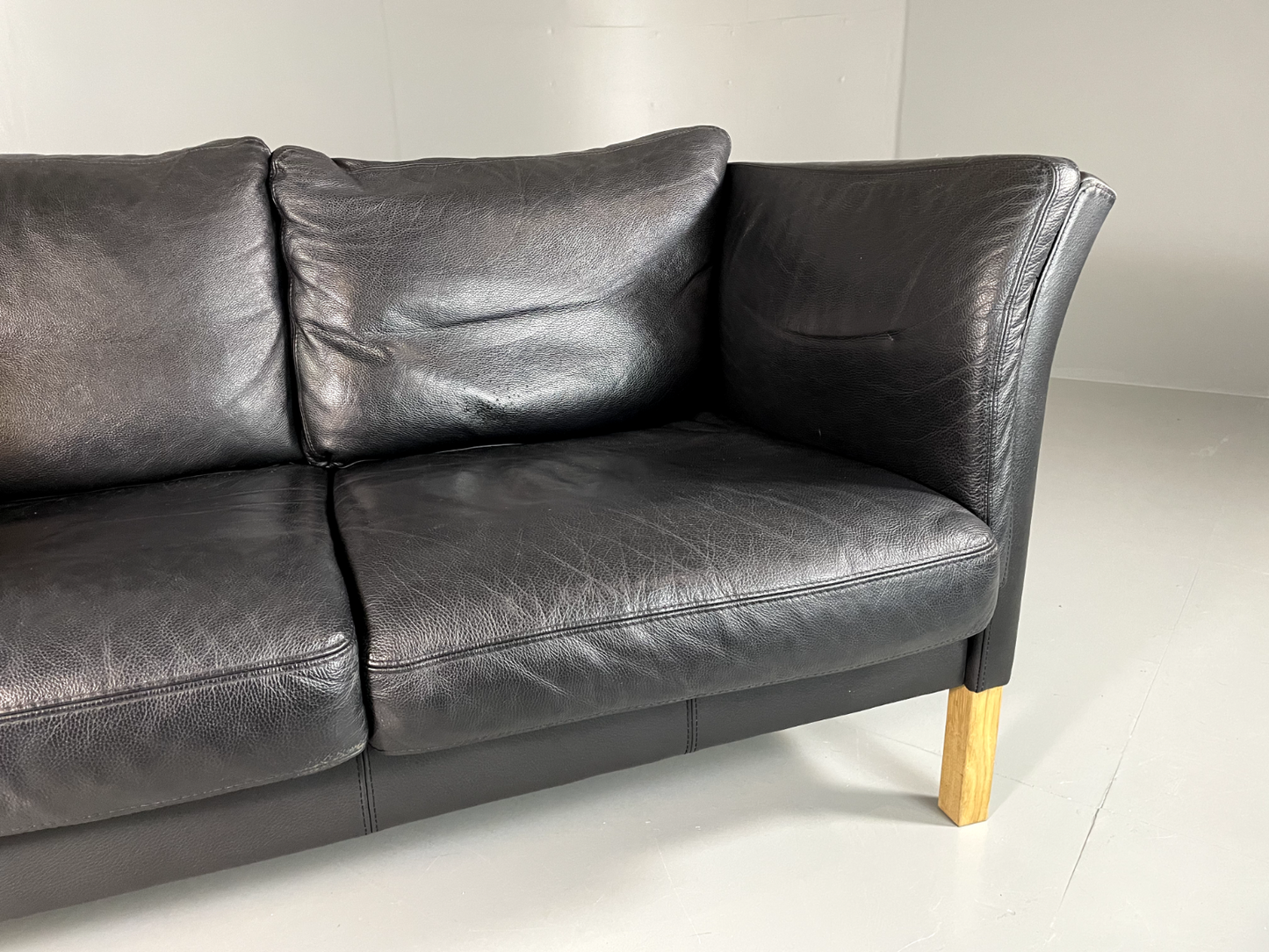 EB5861 Vintage Danish 2 Seat Black Leather Sofa, Retro, MCM M2SS