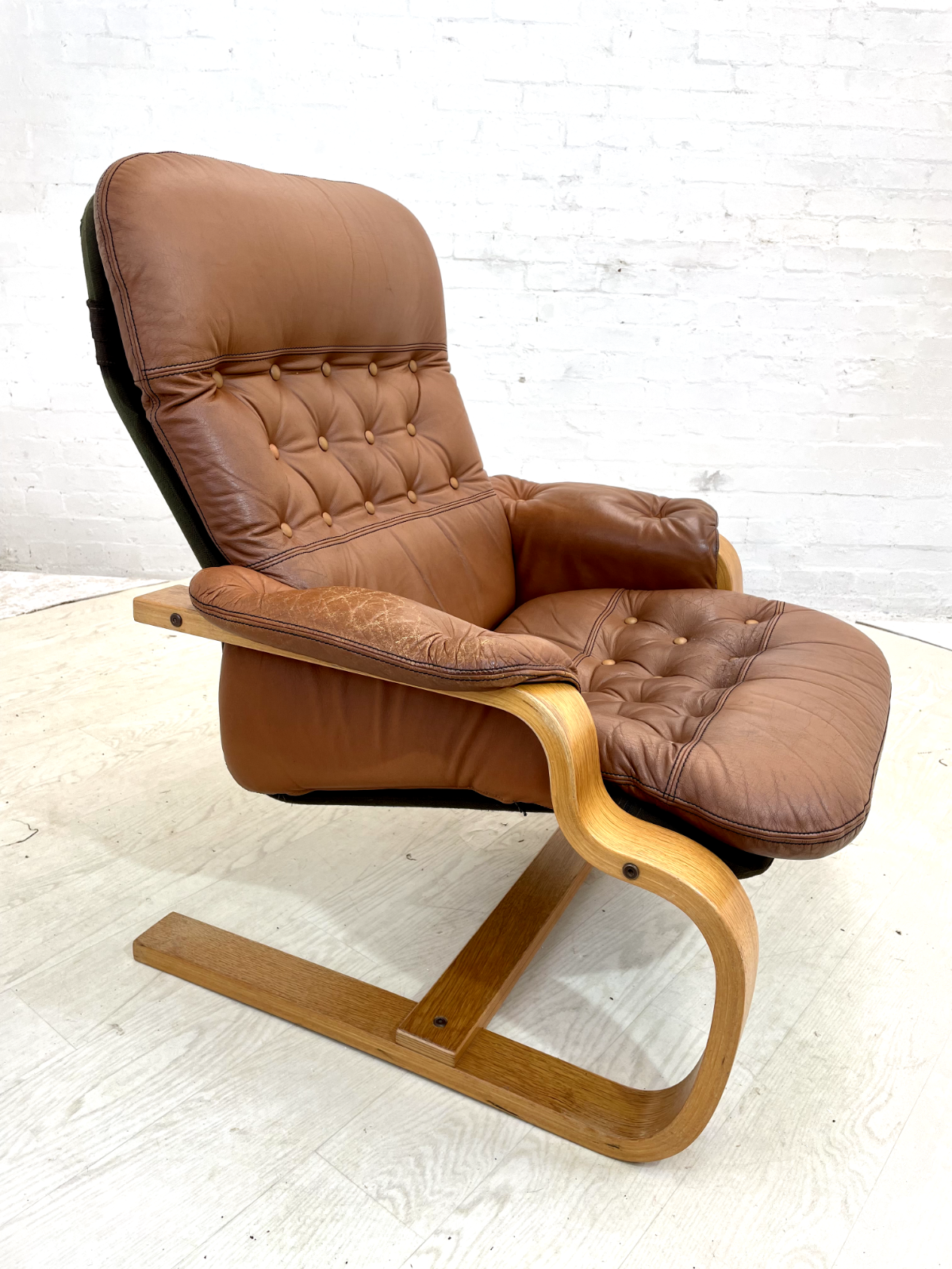 EB4391 Vintage Danish Leather Lounge Chair, Bentwood Frame, Retro, MCM MBEN