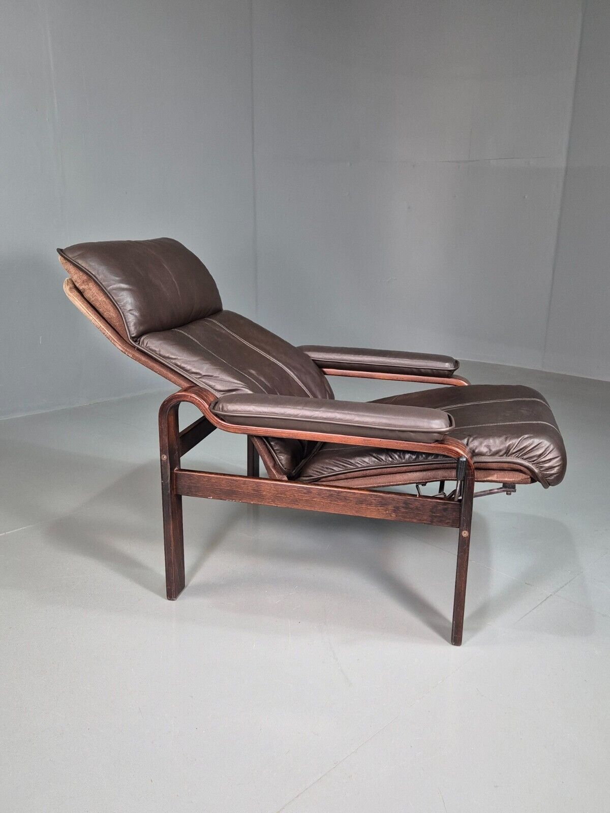 EB7576 Vintage Danish Lounge Chair Brown Leather Recline MCM Retro 1980s MBEN