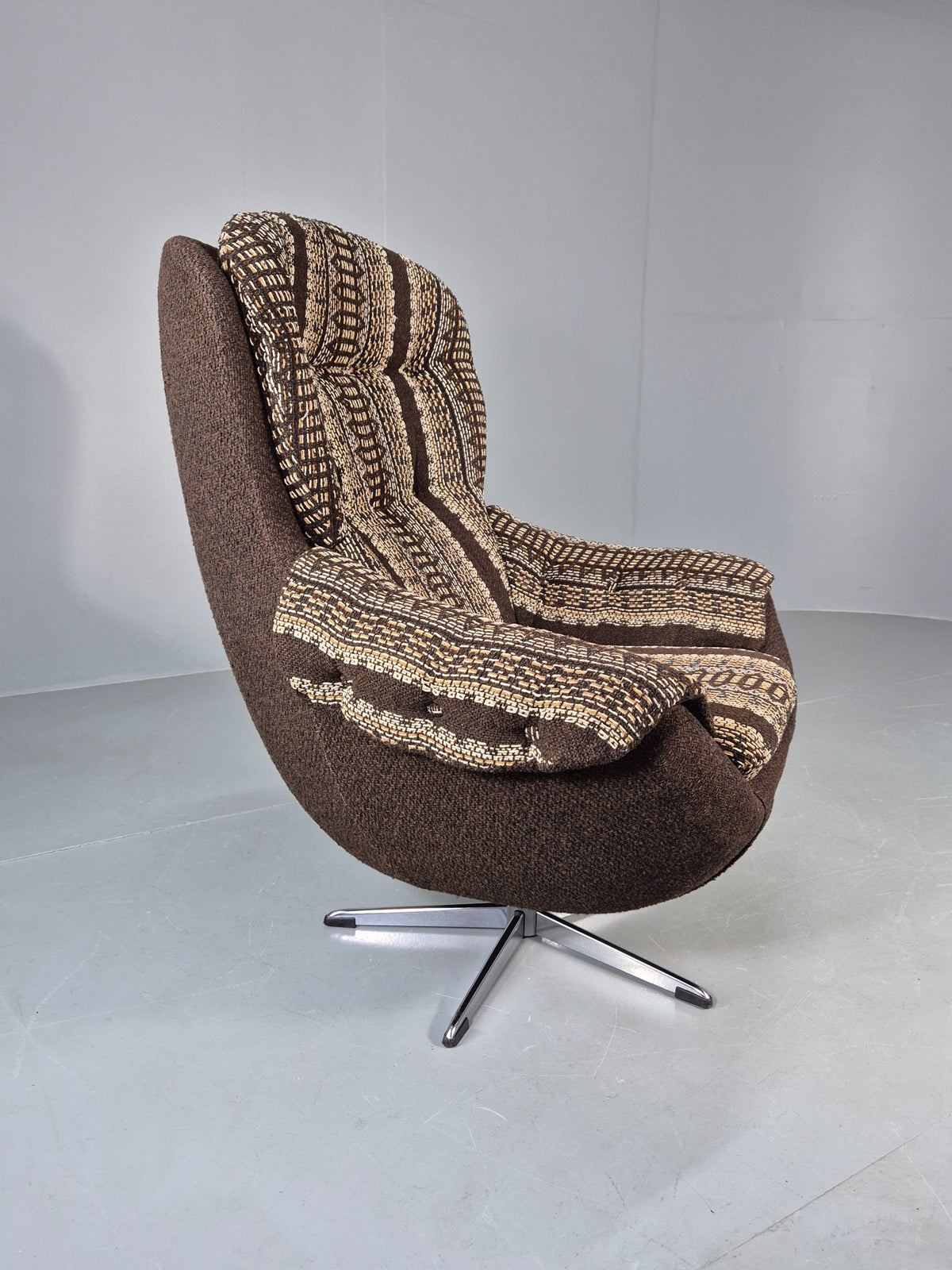 Vintage Egg Chair 1980s Retro Original Cloth Modern Design Brown Cream EB13066