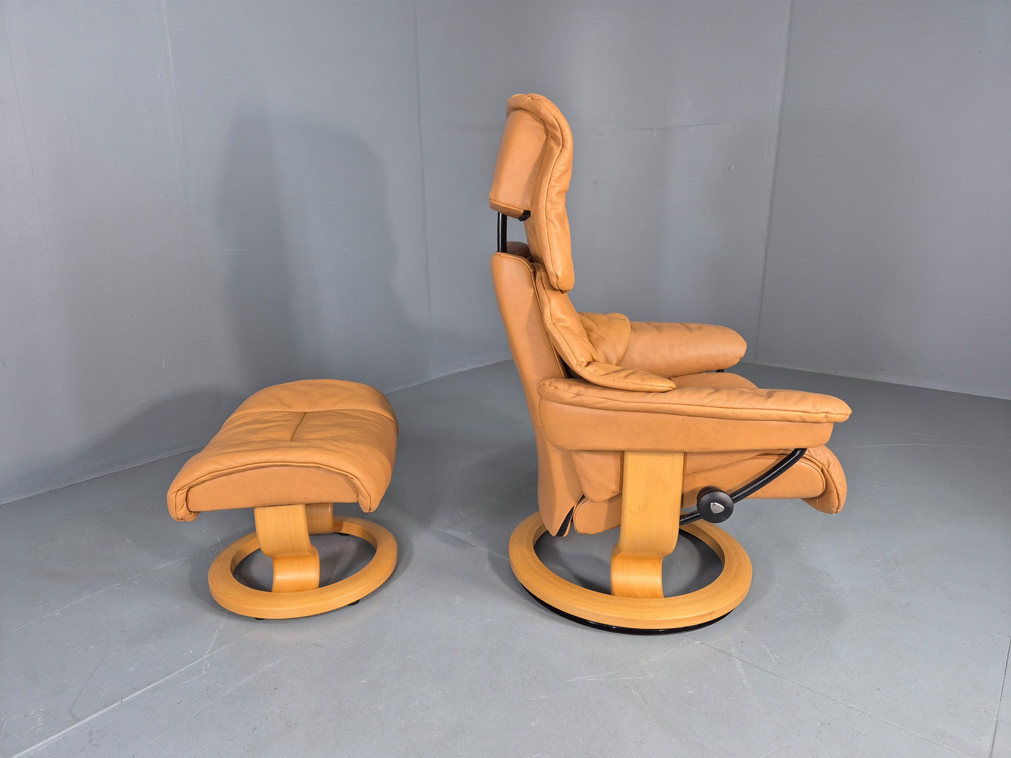 Vintage Stressless Reno Armchair with Matching Footstool Swivel Recline EB12589