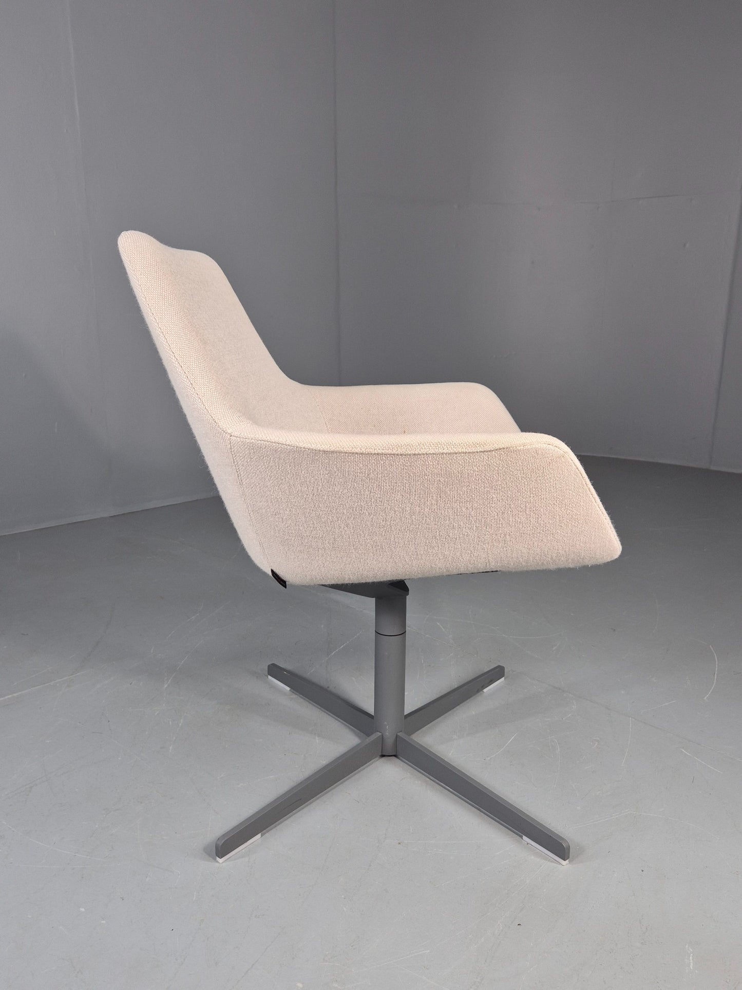 Vintage Swivel Tub Chair Hitch Mylius Modern Design Retro Cream EB12849