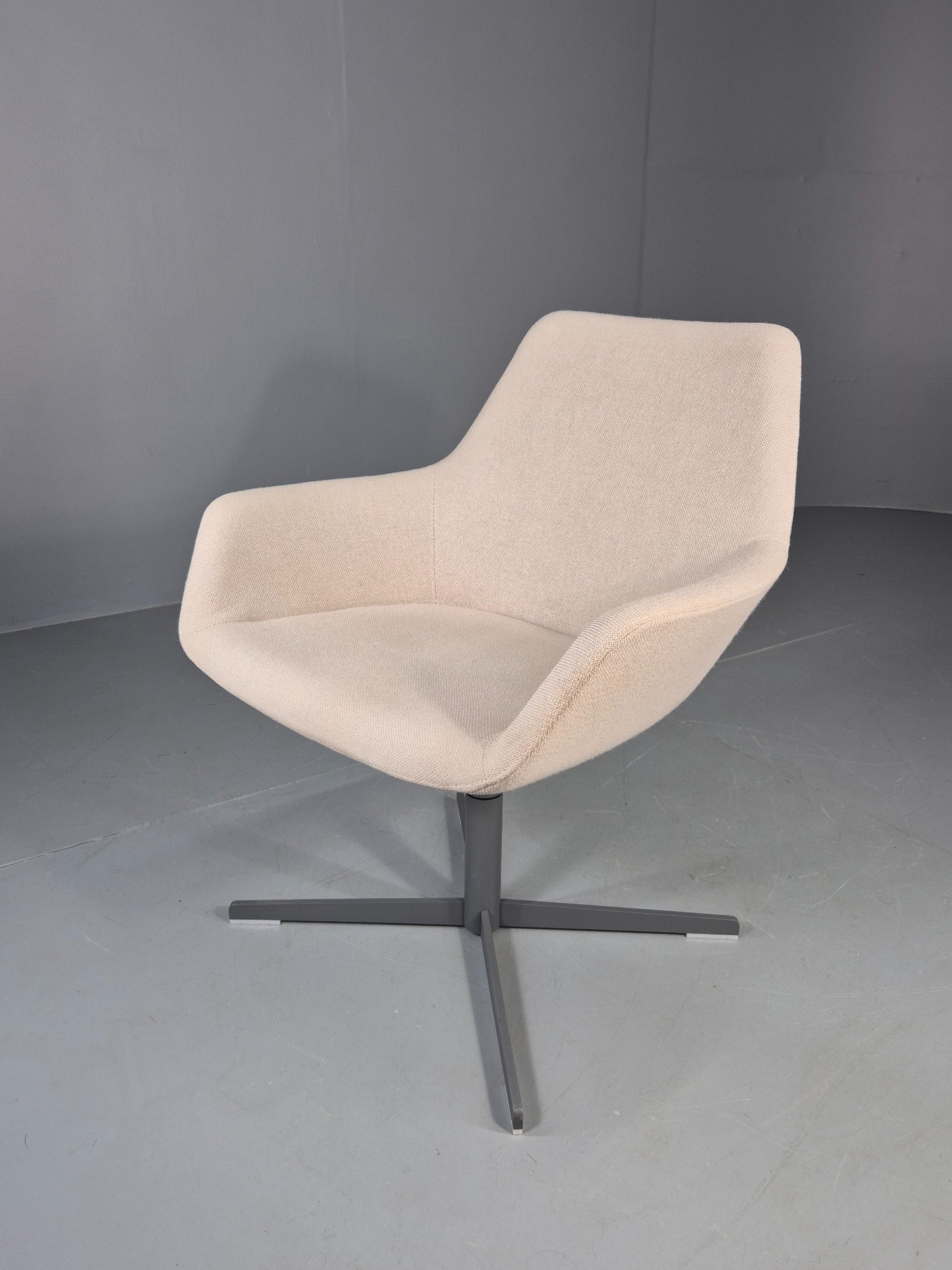 Vintage Swivel Tub Chair Hitch Mylius Modern Design Retro Cream EB12846