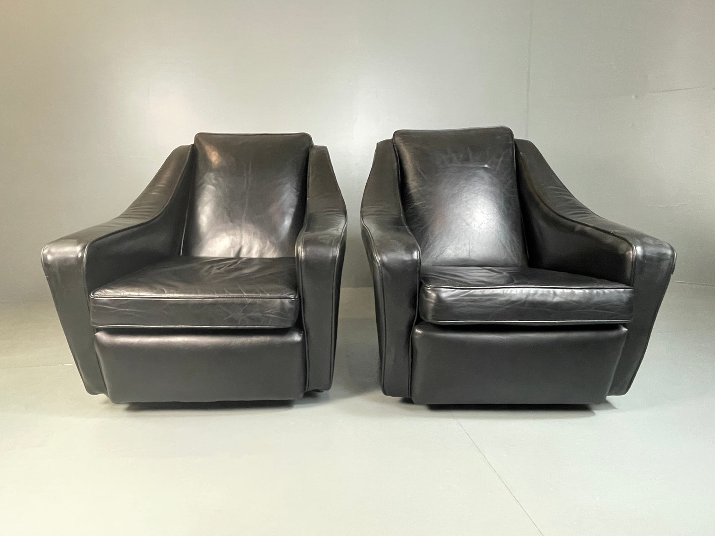 2 Vintage Mid Century Club Chairs Black Leather 1960s Retro EB04799