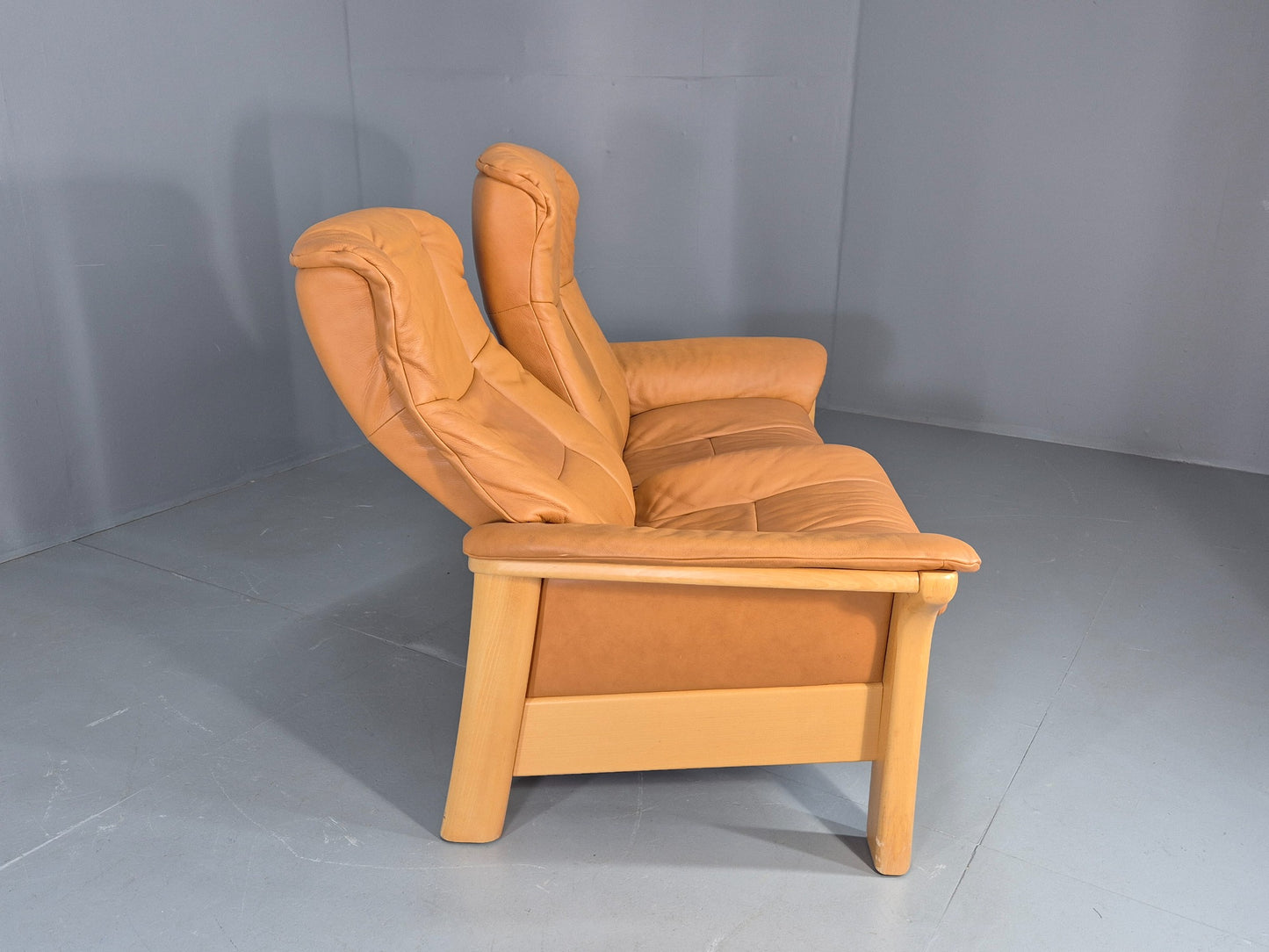 Vintage Stressless Windsor 2 seater Sofa Tan Leather Blonde Wood Frame Eb12590