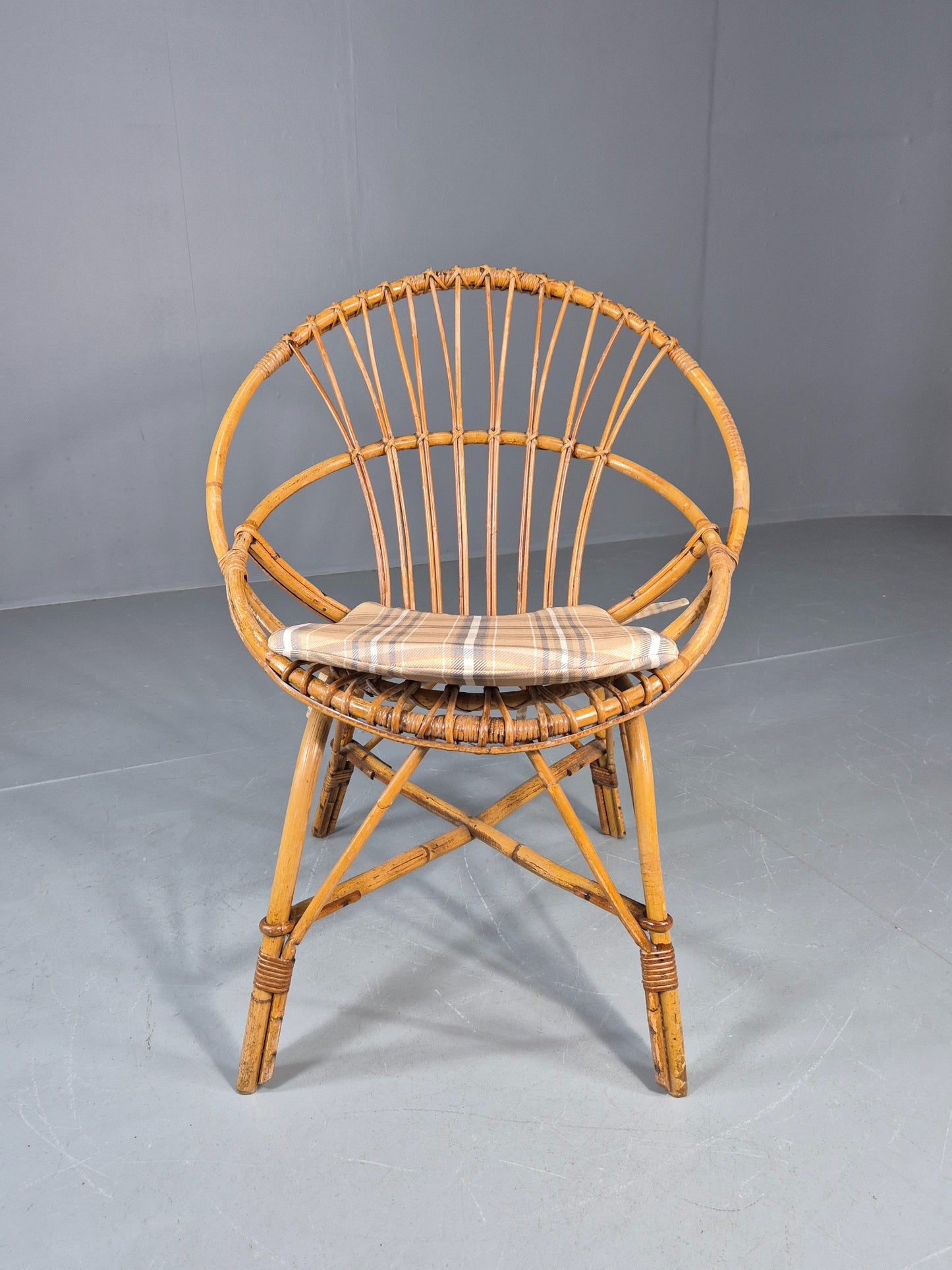 Vintage 1960s Cane Circle Tub Chair Tartan Cushion Retro EB10635