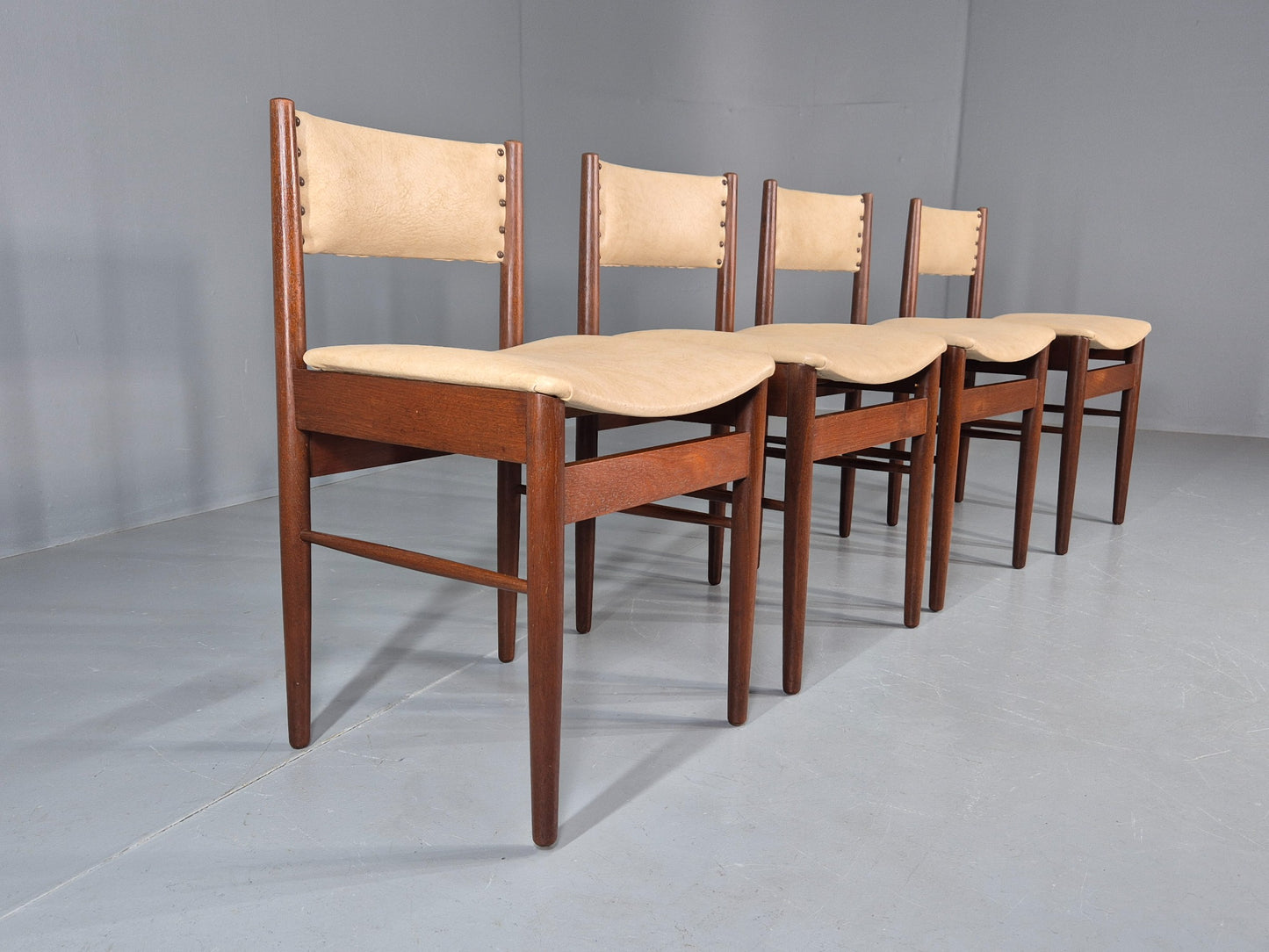 4 Vintage Scandart Dining Chairs Cream Vinyl Teak Frame 1960s MCM Retro EB12188