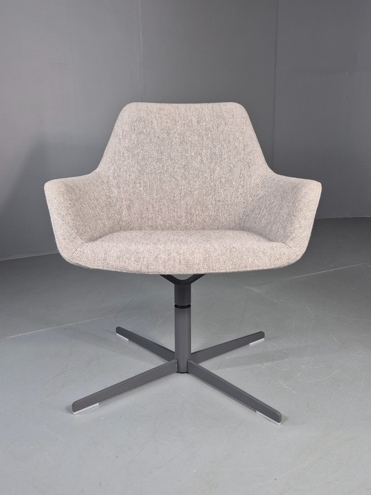 Vintage Swivel Tub Chair Hitch Mylius Modern Design Retro Cream EB12844