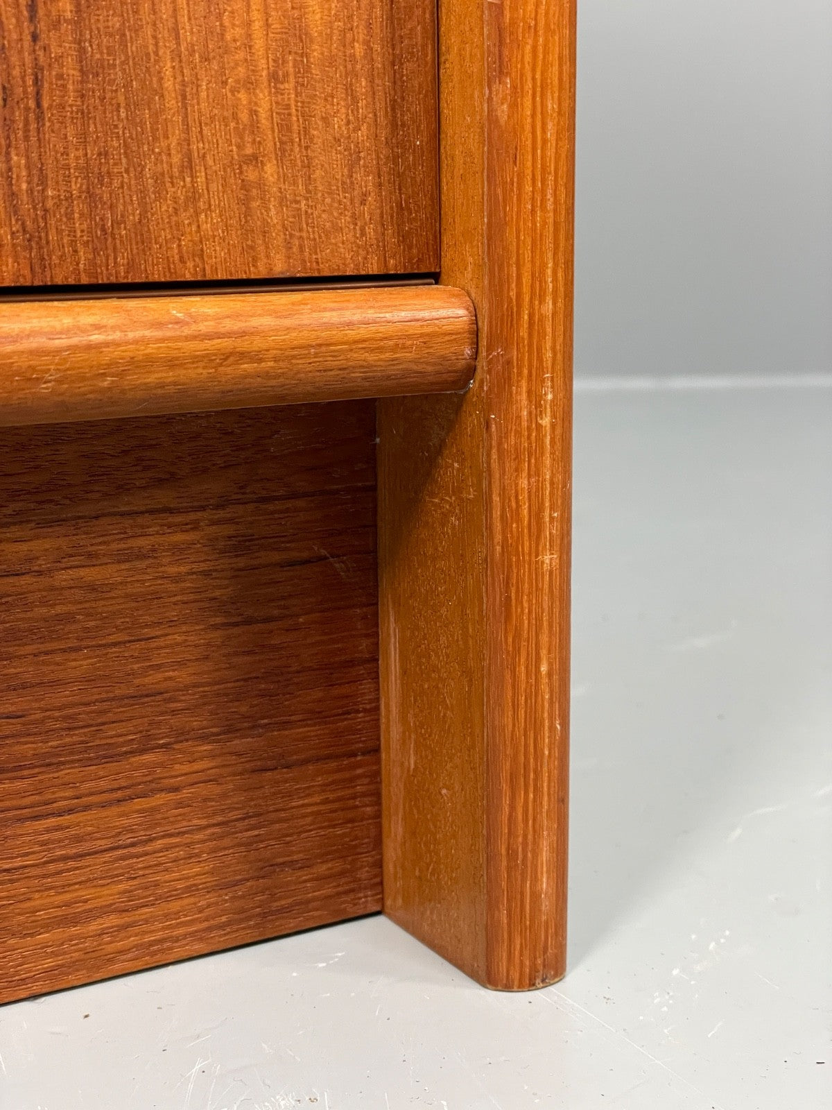 Vintage 1970s Teak Cabinet Danish Design Shelving Retro Handles EB11044 MWOO9