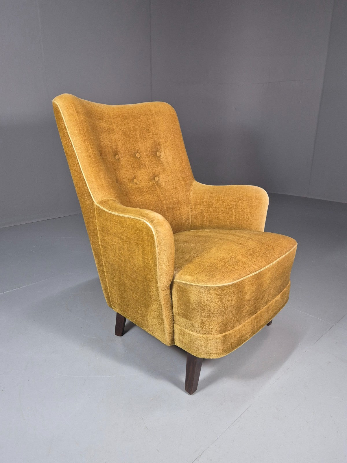 Mid Century Tub Chair Gold Velour 1960s Retro Buttoned  EB10751 VCLO5