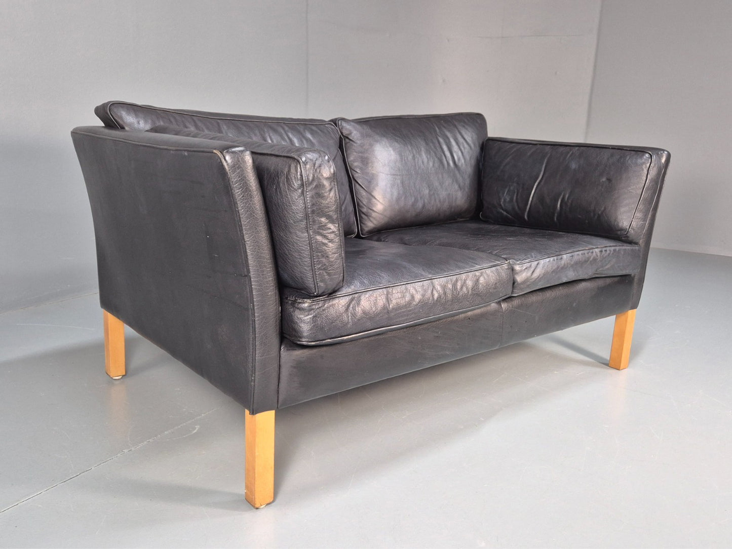 Retro Danish Two Seater Sofa Danish Black Leather 1980s MCM EB10120 M2SS1