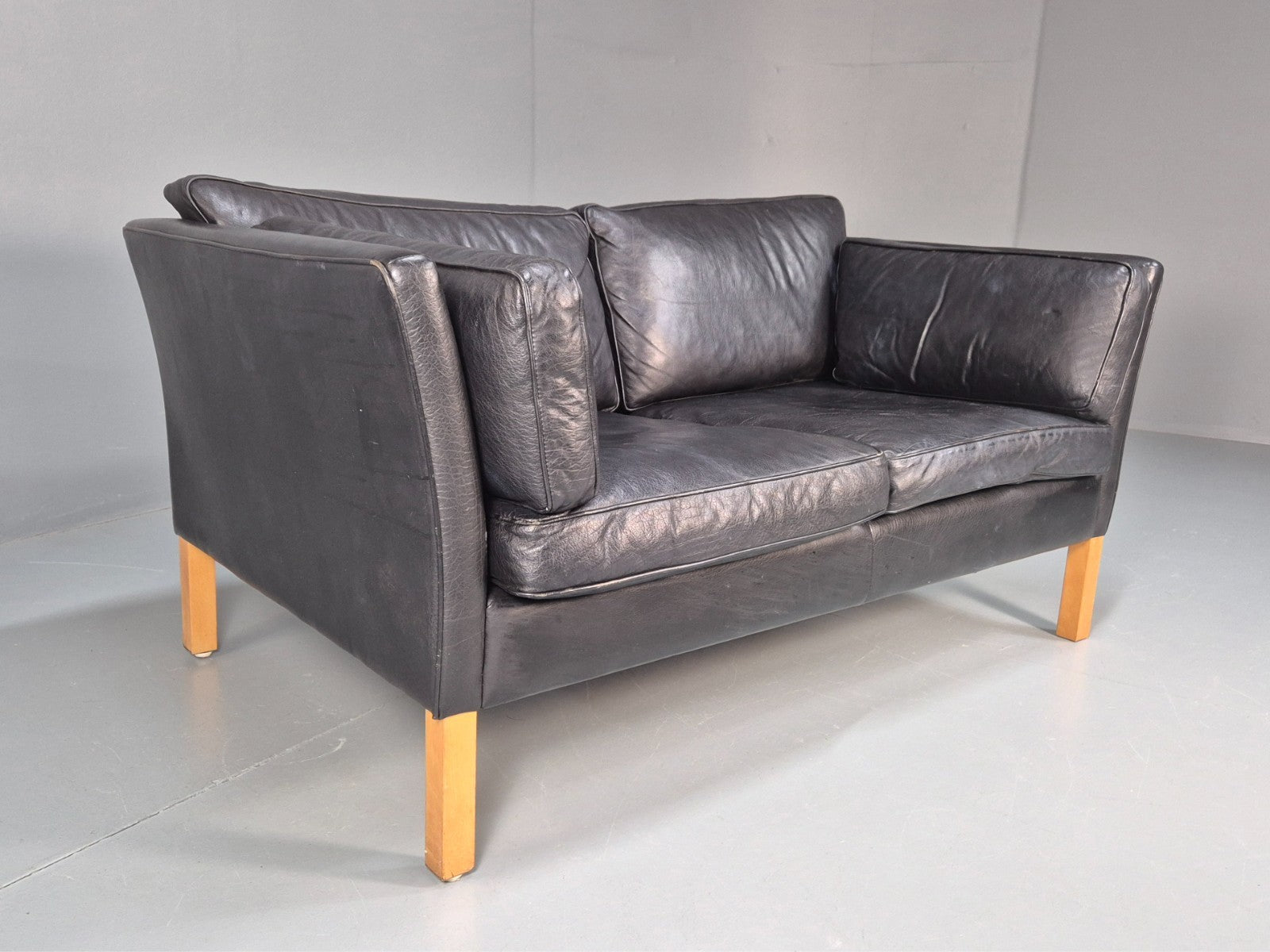 Retro Danish Two Seater Sofa Danish Black Leather 1980s MCM EB10120 M2SS1