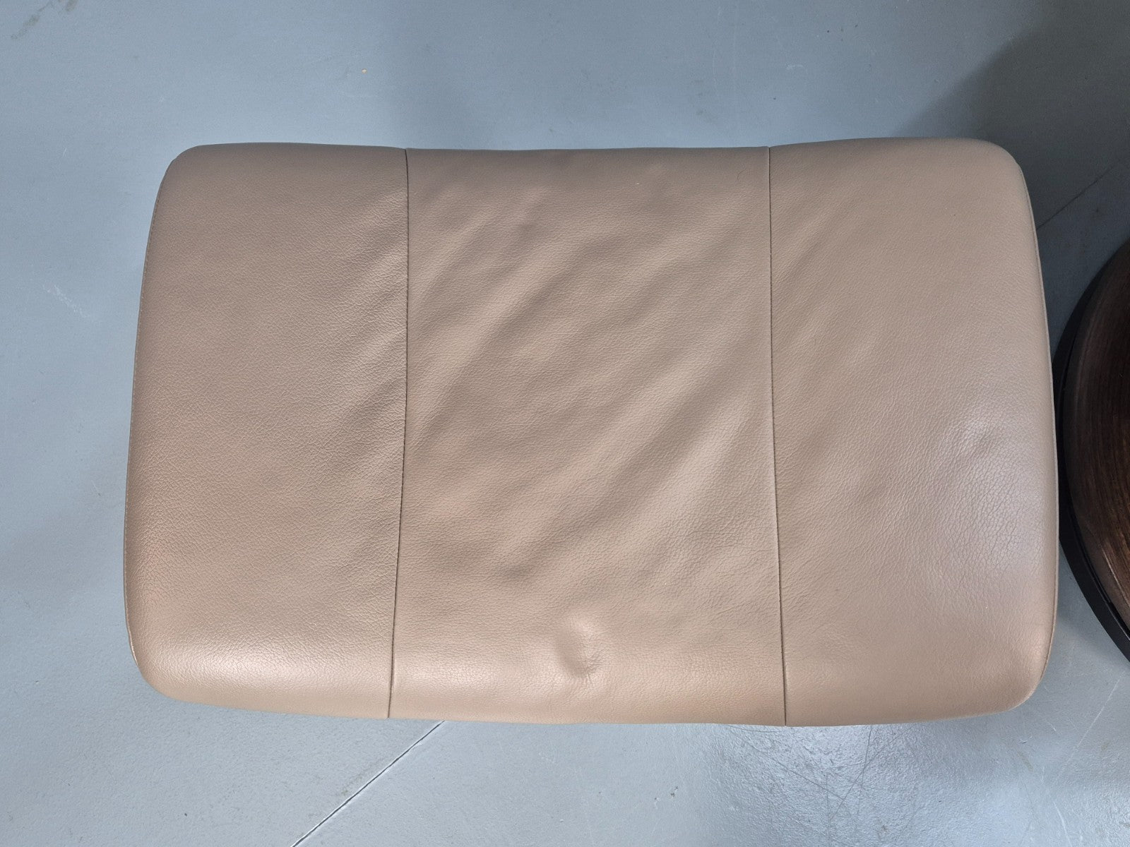 Ekornes Stressless Chair and Footstool Beige Leather Vintage 1990s  EB10633 MSWI14