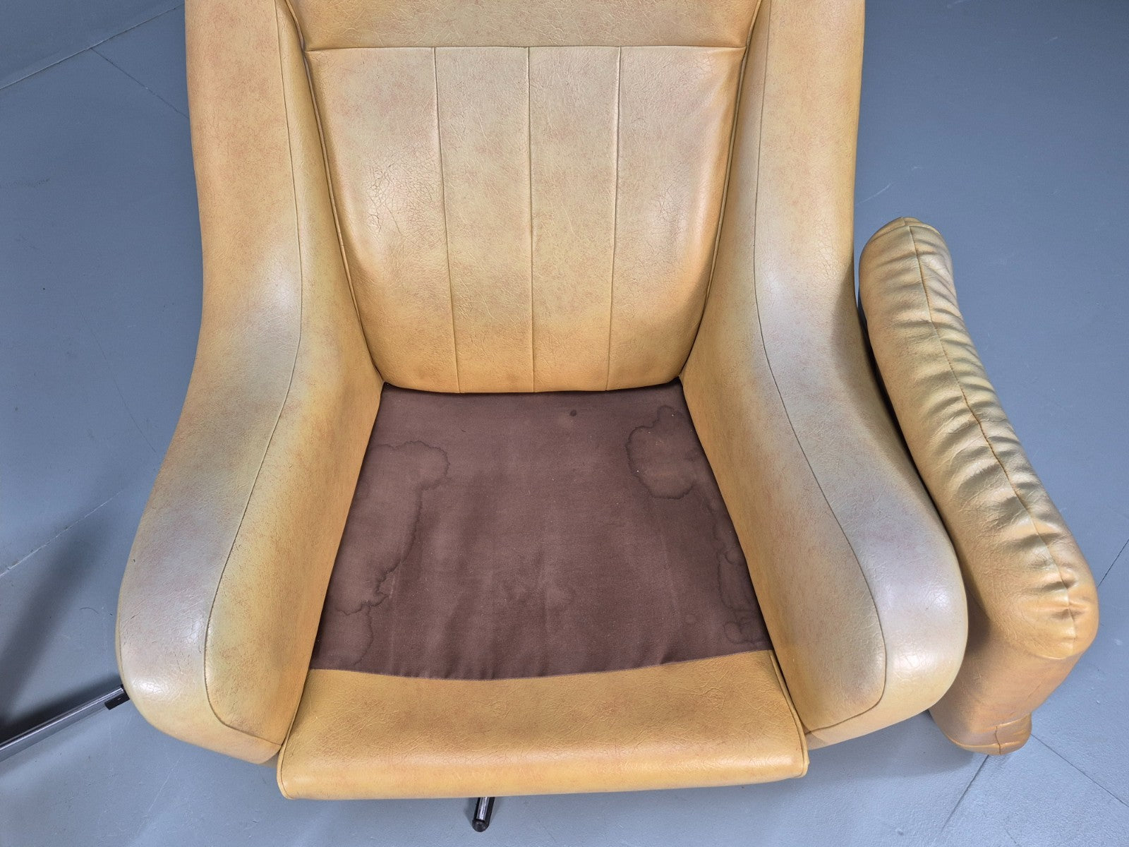 Mid Century Swivel Chair and Footstool Mustard Vinyl Vintage Retro  EB10693 MNOR11