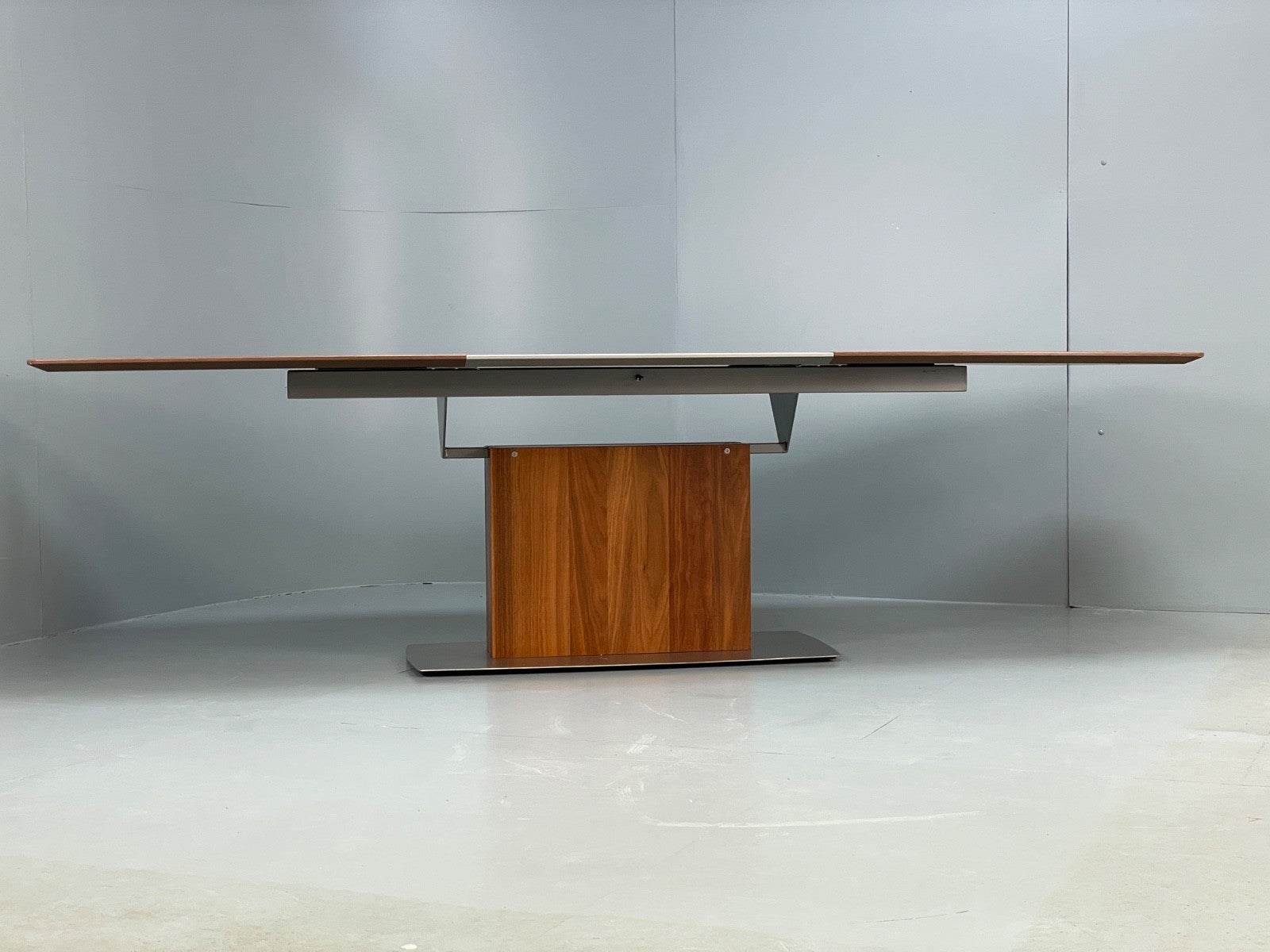 Modern Extending Dining Table By Bo Concept Walnut Effect EB11041 MWOO5