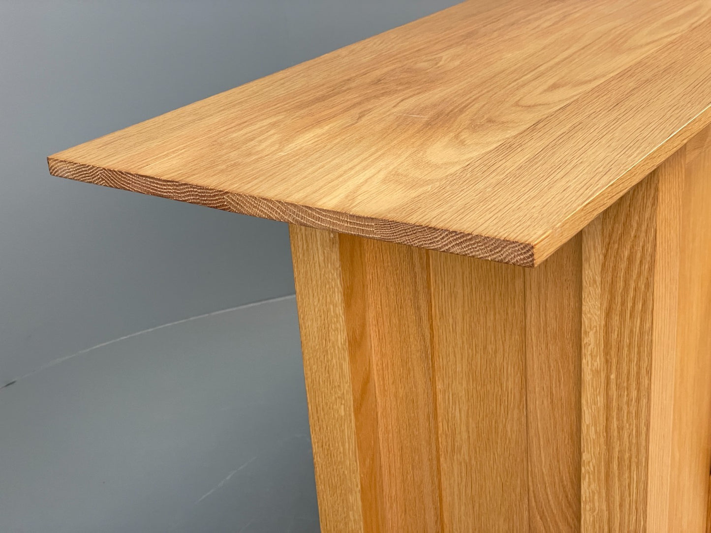 Modern Solid Oak Sideboard Nice Curving Handles Angled Legs EB10684 MWOO10