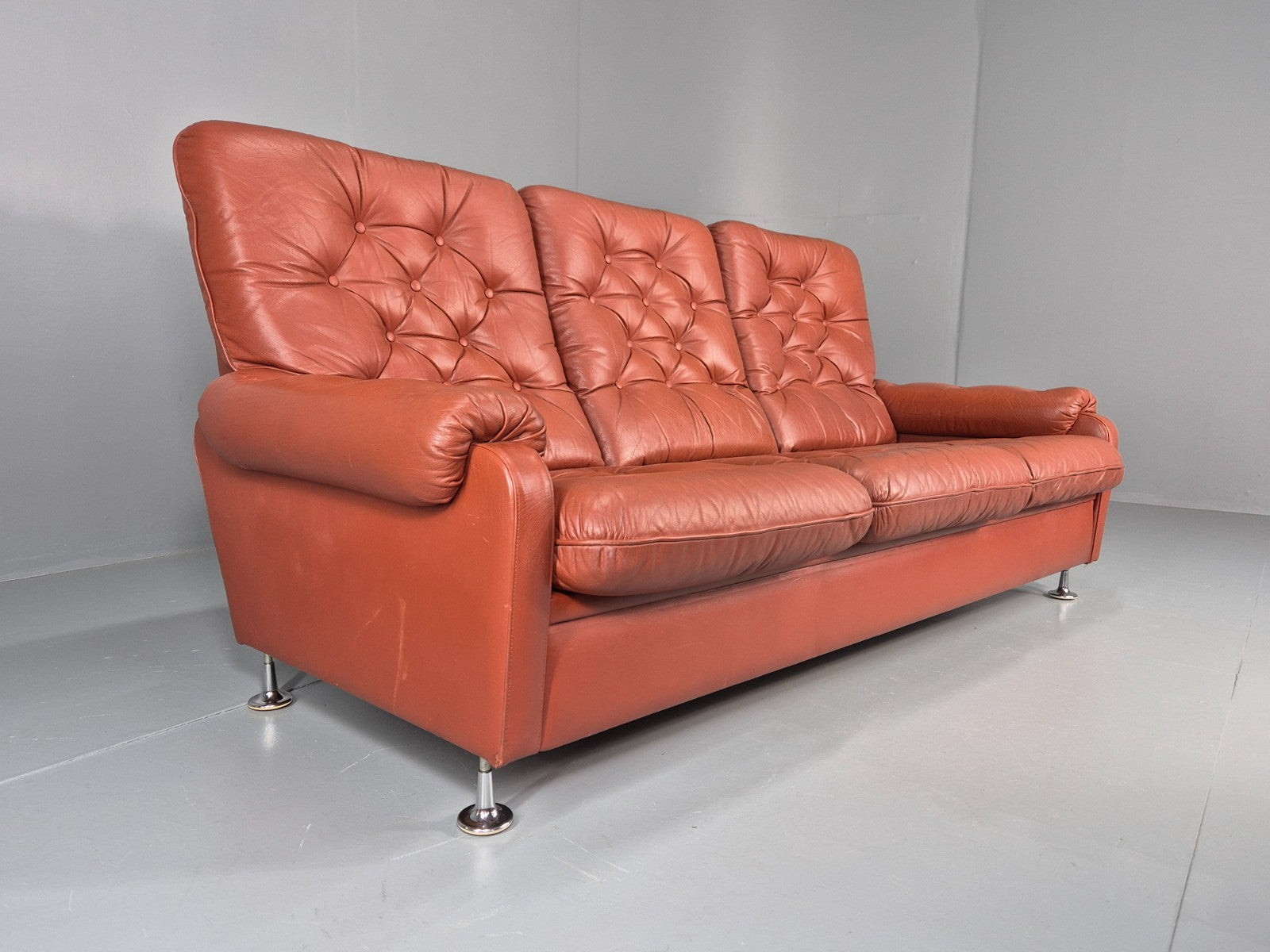 Vintage 3 seat Settee 1970s Retro Danish Red Tan Leather Buttoned EB10555 M3SS2