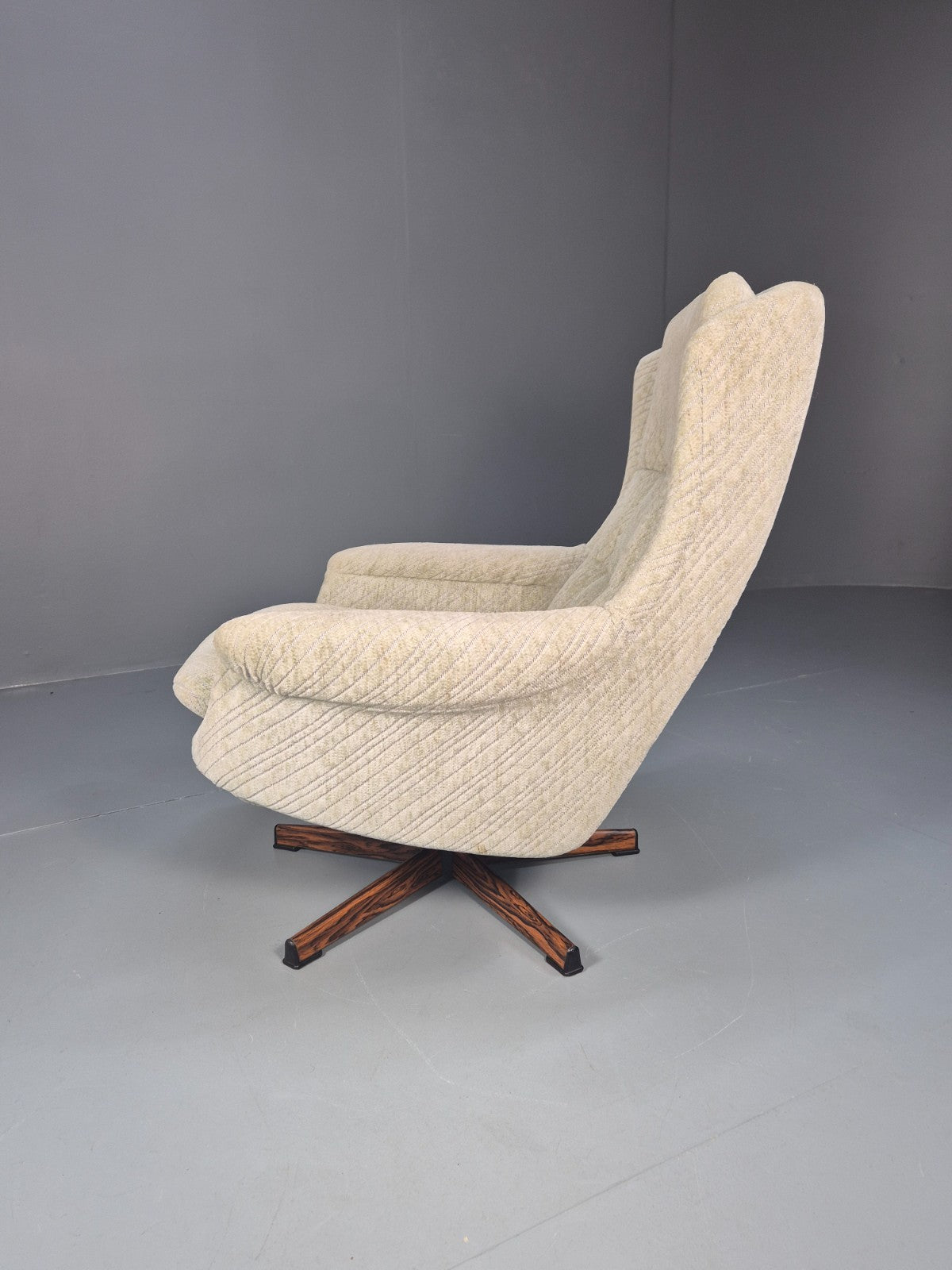 1980s Swivel Bucket Chair Mid Century Modern Rosewood Base Retro EB10649 MSWI7