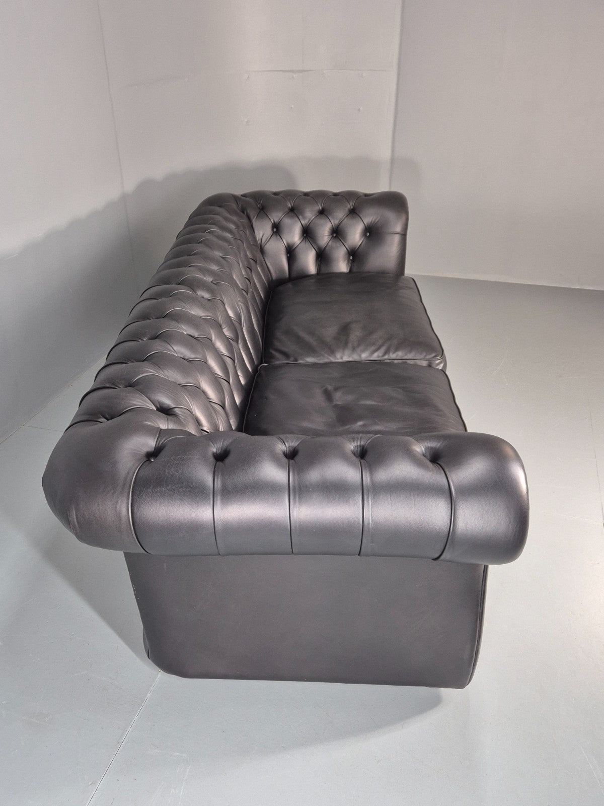 Four Seater Chesterfield Black Leather Feather Cushions Quality EB11229 VCHE11