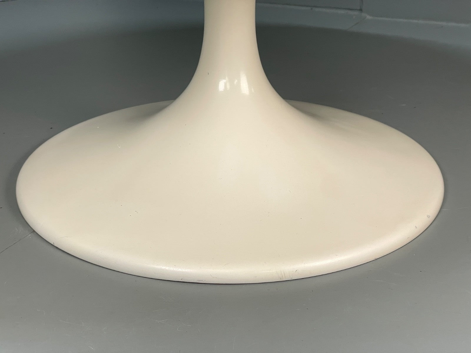 Vintage Round Coffee Table White Fibreglass 1970s Tulip Style EB11237 MWOO8