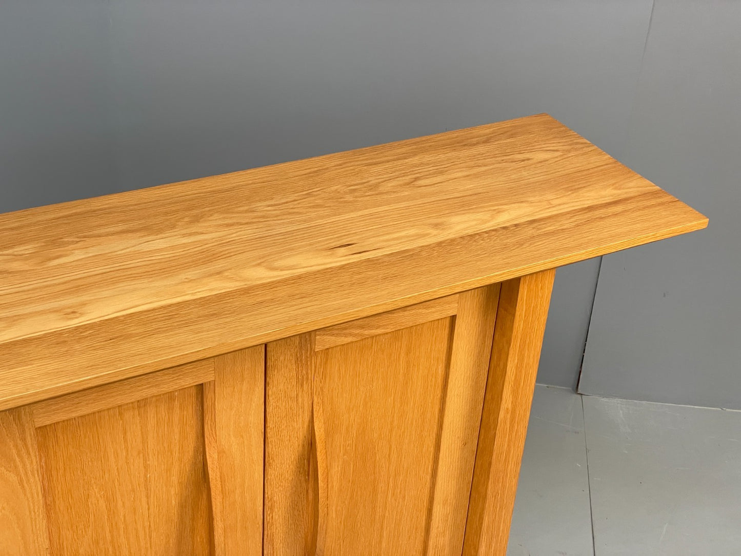 Modern Solid Oak Sideboard Nice Curving Handles Angled Legs EB10684 MWOO7