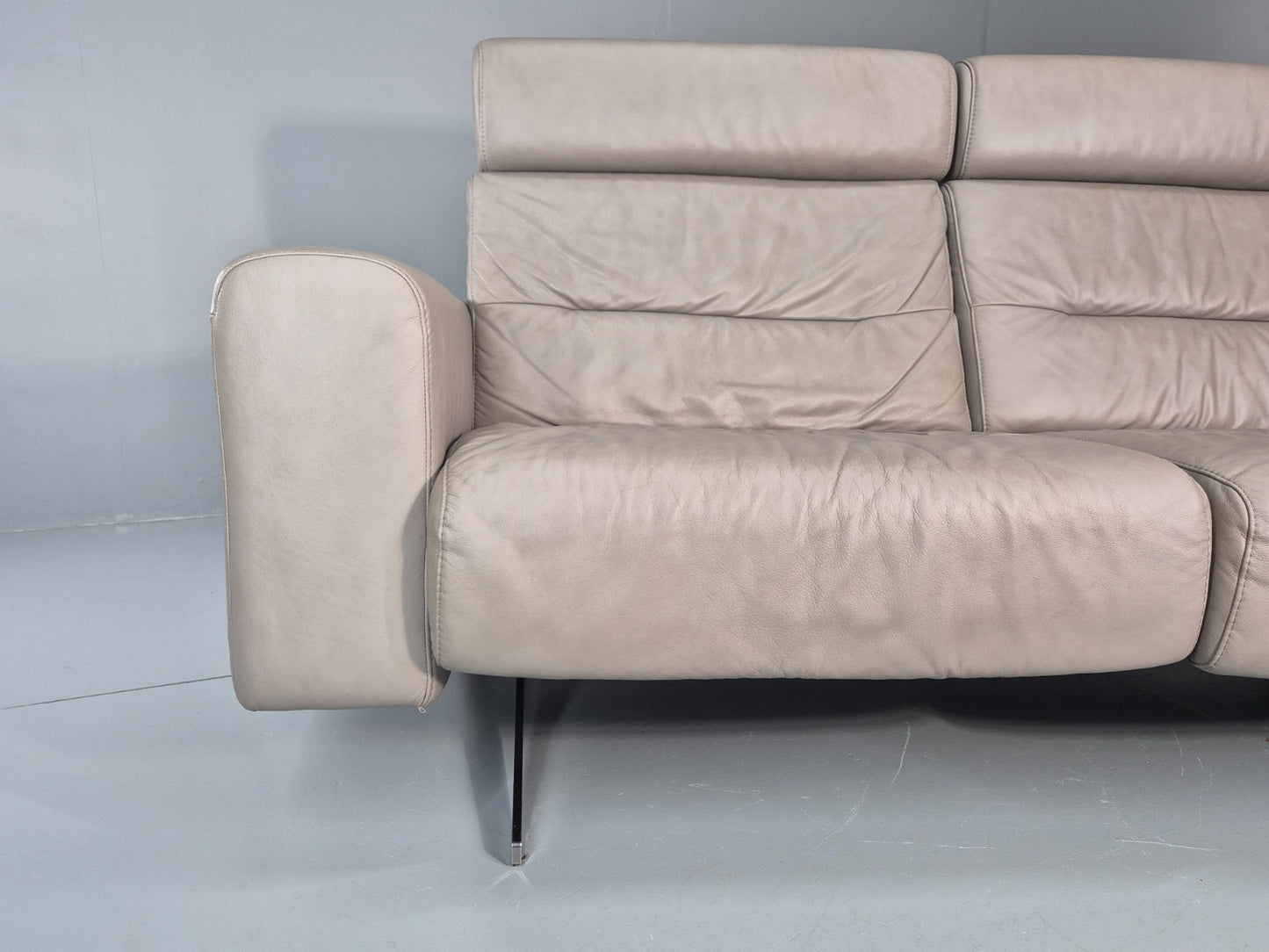 Stressless Stella 2 Seat Settee In Grey Leather Modern Ekornes EB11474 MDIN2