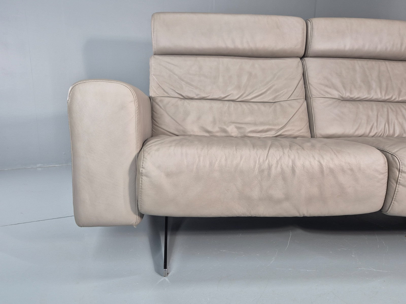 Stressless Stella 2 Seat Settee In Grey Leather Modern Ekornes EB11474 MDIN2
