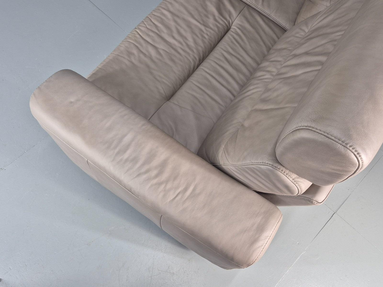 Stressless Stella 2 Seat Settee In Grey Leather Modern Ekornes EB11474 MDIN19