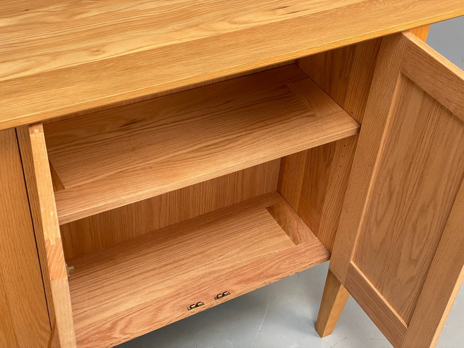 Modern Solid Oak Sideboard Nice Curving Handles Angled Legs EB10684 MWOO14