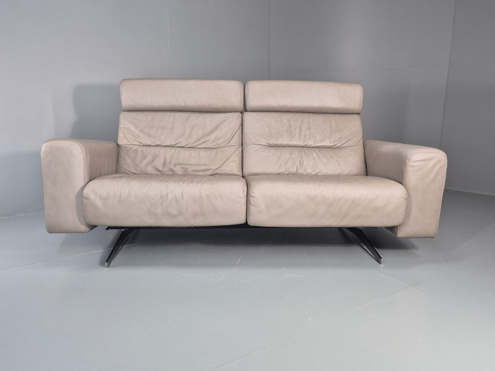 Stressless Stella 2 Seat Settee In Grey Leather Modern Ekornes EB11474 MDIN5