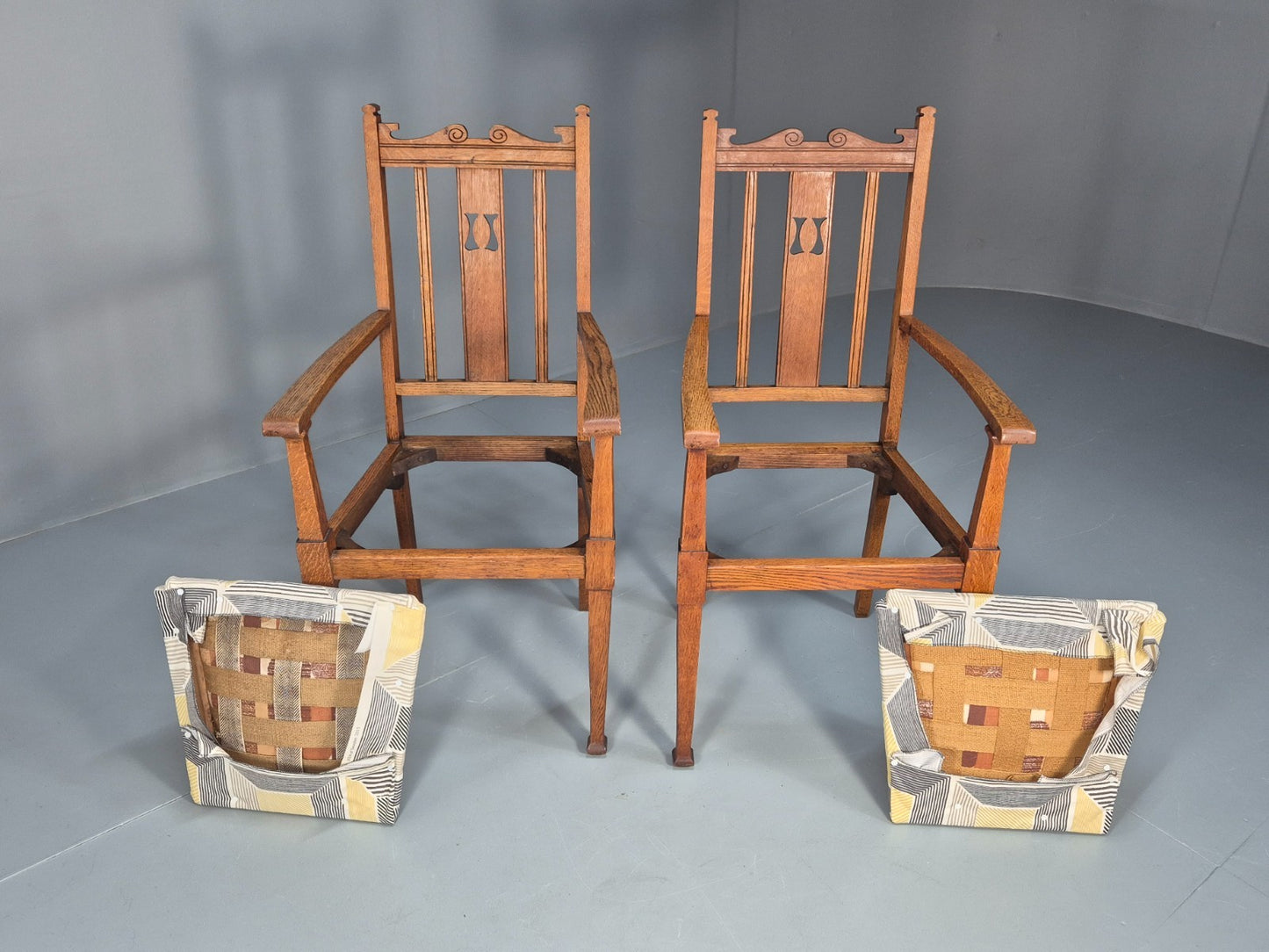 2 Arts and Crafts Elbow Chairs Oak Pierced Splat Ikea Fabric 1920s EB10717 VDIN11