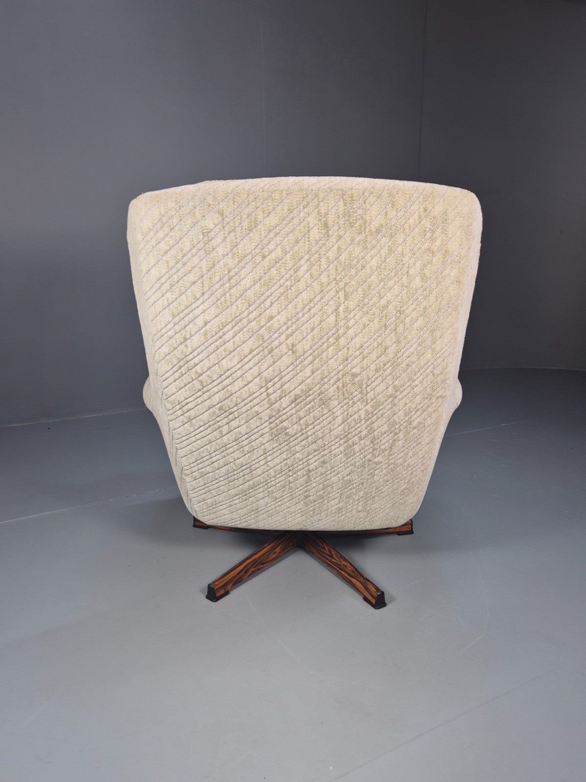 1980s Swivel Bucket Chair Mid Century Modern Rosewood Base Retro EB10649 MSWI5