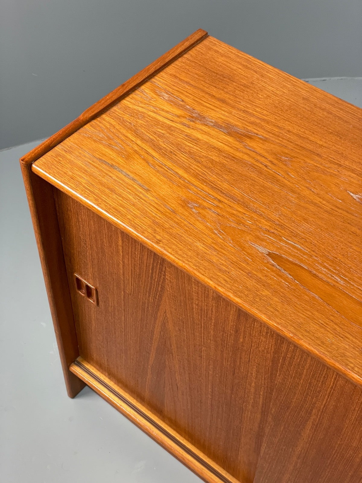 Vintage 1970s Teak Cabinet Danish Design Shelving Retro Handles EB11044 MWOO3