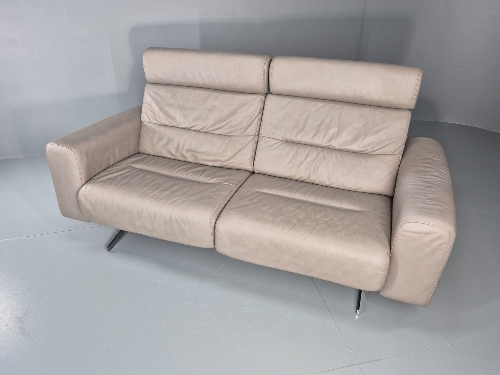 Stressless Stella 2 Seat Settee In Grey Leather Modern Ekornes EB11474 MDIN6