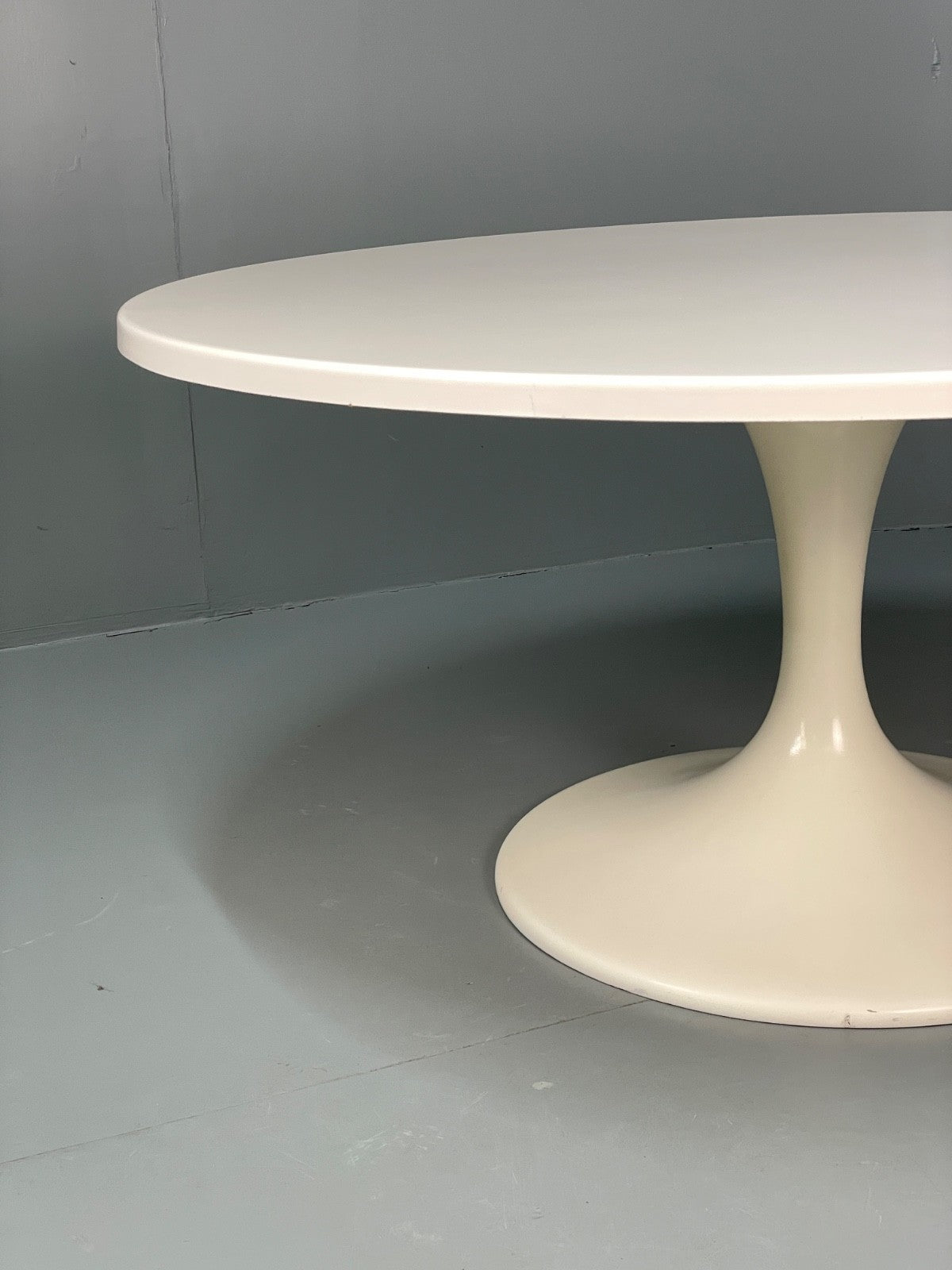Vintage Round Coffee Table White Fibreglass 1970s Tulip Style EB11237 MWOO15